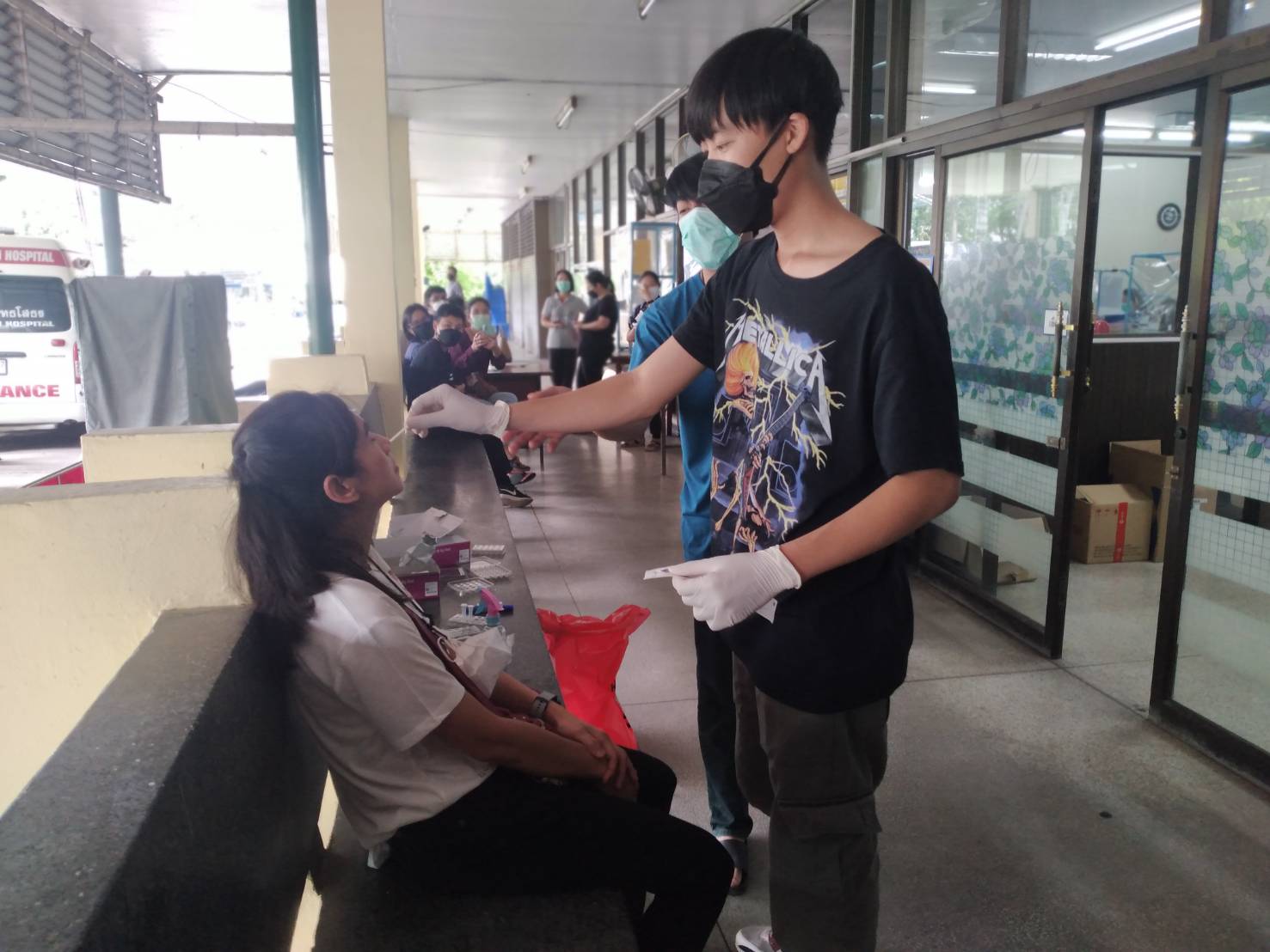 สำนักงานพัฒนาชุมชนจังหวัดฉะเชิงเทรา ร่วมตรวจเชิงรุกหาเชื้อโควิด ด้วย Antigen Test Kit กับโรงพยาบาลพุทธโสธร