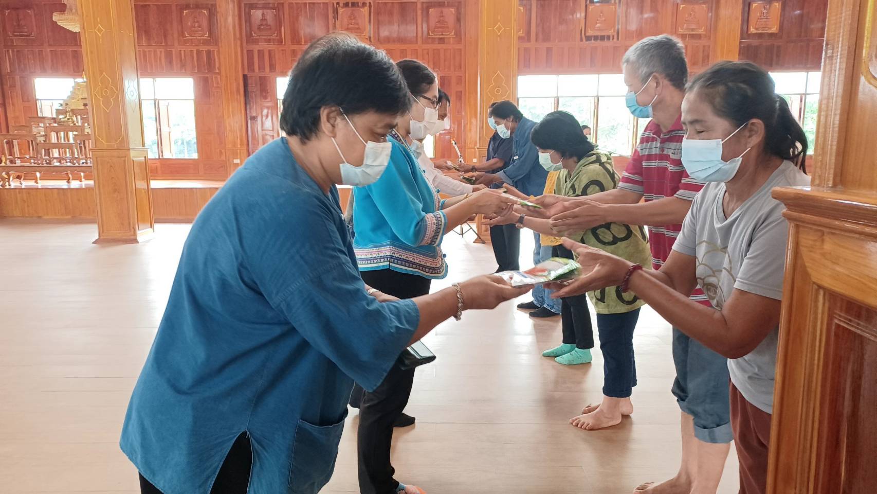 พช. แปดริ้วรวมใจ ร่วมปลูกสมุนไพรต้านภัยโควิด – 19