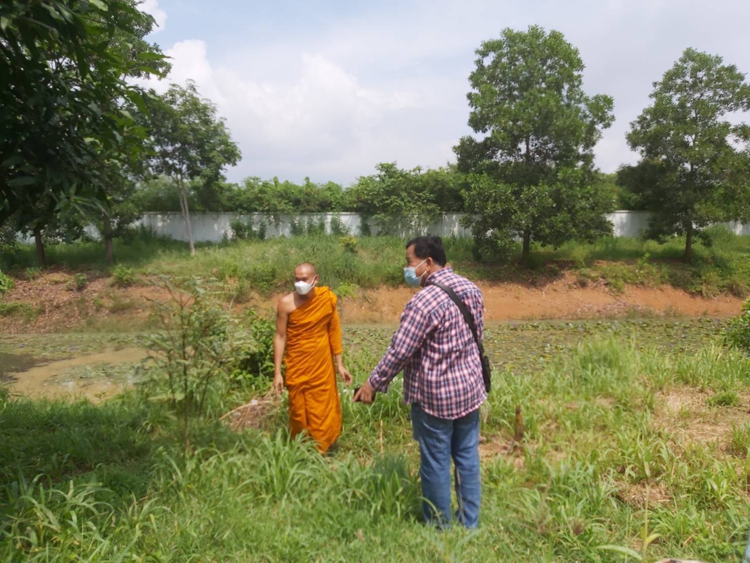 พช. แปดริ้วรวมใจ ร่วมปลูกสมุนไพรต้านภัยโควิด – 19