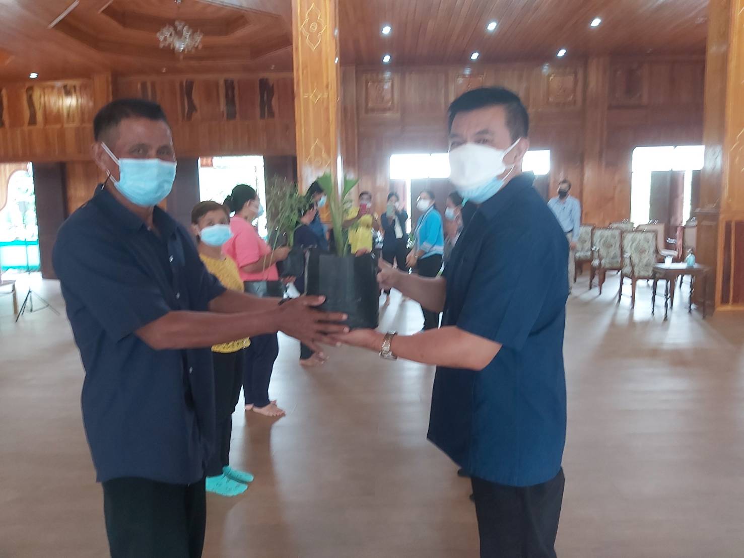 พช. แปดริ้วรวมใจ ร่วมปลูกสมุนไพรต้านภัยโควิด – 19