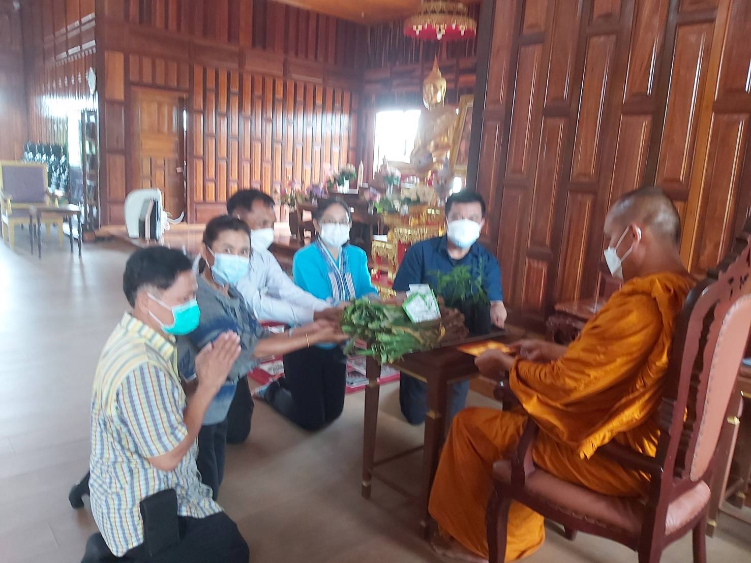 พช. แปดริ้วรวมใจ ร่วมปลูกสมุนไพรต้านภัยโควิด – 19