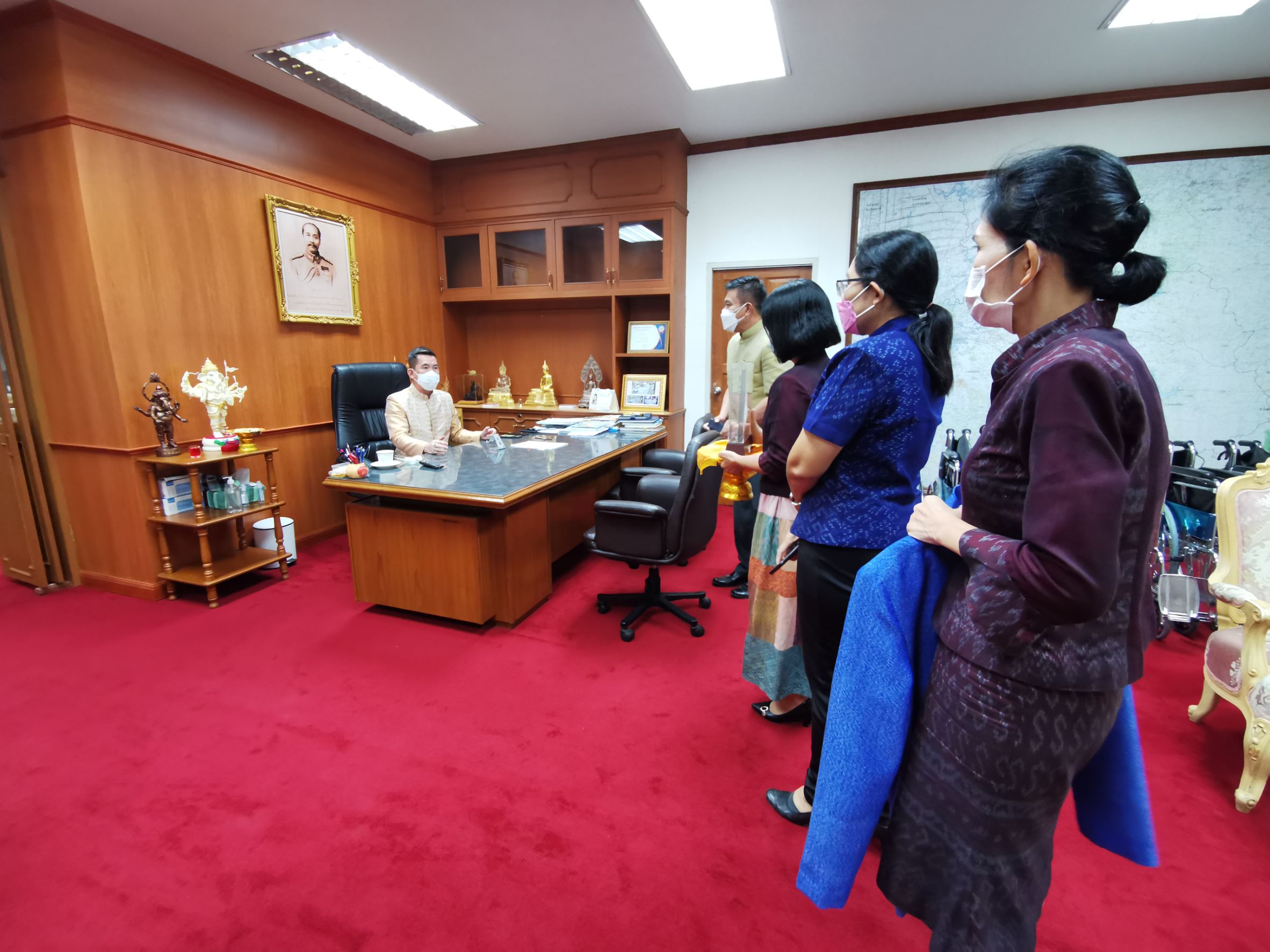 กรมการพัฒนาชุมชน มอบโล่เชิดชูเกียรติผู้ว่าราชการจังหวัดฉะเชิงเทรา ภายใต้โครงการเสริมสร้างและพัฒนาผู้นำการเปลี่ยนแปลง ประจำปีงบประมาณ พ.ศ. 2564