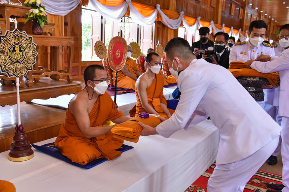 สมเด็จพระกนิษฐาธิราชเจ้า กรมสมเด็จพระเทพรัตนราชสุดาฯ สยามบรมราชกุมารี ทรงพระกรุณาโปรดเกล้าฯ พระราชทานผ้าไตร โครงการเทศน์มหาชาติ ถวายแด่วัดโพน