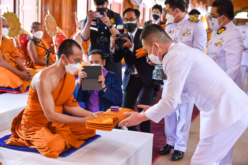 สมเด็จพระกนิษฐาธิราชเจ้า กรมสมเด็จพระเทพรัตนราชสุดาฯ สยามบรมราชกุมารี ทรงพระกรุณาโปรดเกล้าฯ พระราชทานผ้าไตร โครงการเทศน์มหาชาติ ถวายแด่วัดโพน