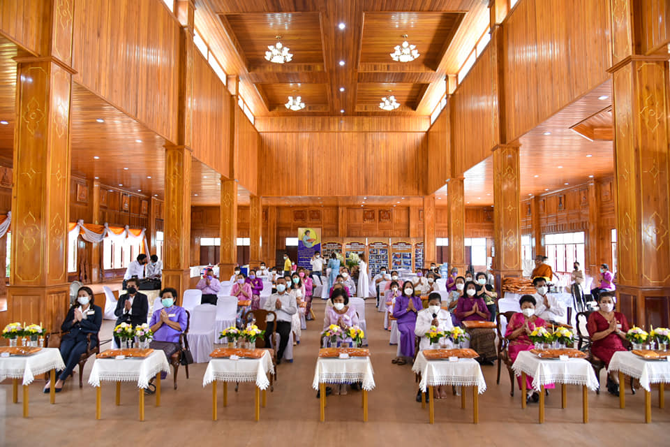 สมเด็จพระกนิษฐาธิราชเจ้า กรมสมเด็จพระเทพรัตนราชสุดาฯ สยามบรมราชกุมารี ทรงพระกรุณาโปรดเกล้าฯ พระราชทานผ้าไตร โครงการเทศน์มหาชาติ ถวายแด่วัดโพน