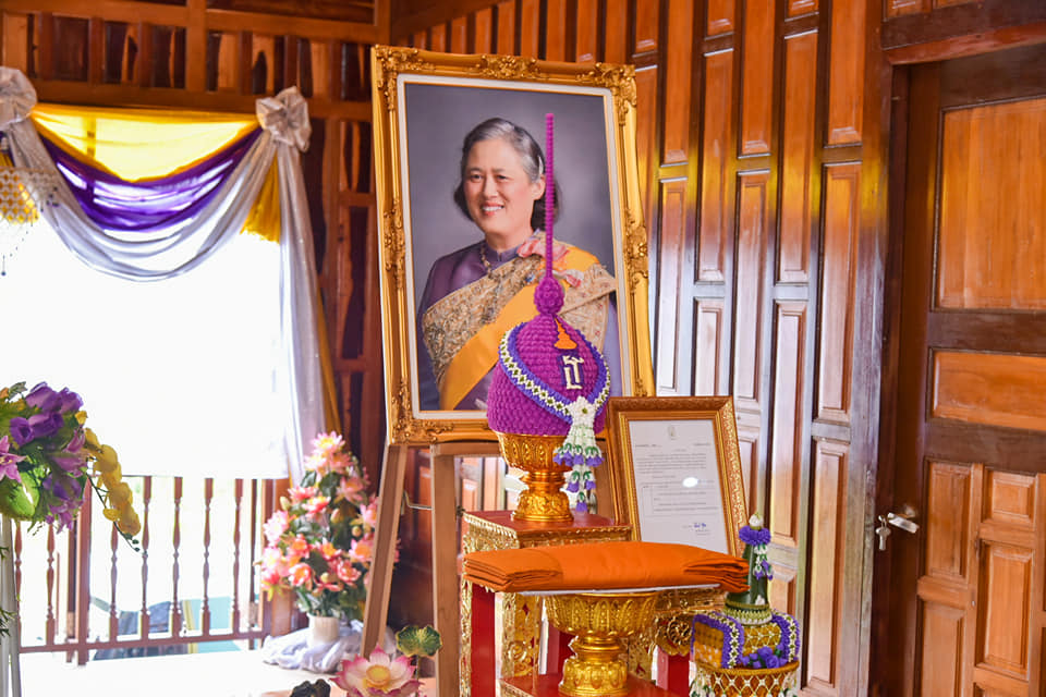 สมเด็จพระกนิษฐาธิราชเจ้า กรมสมเด็จพระเทพรัตนราชสุดาฯ สยามบรมราชกุมารี ทรงพระกรุณาโปรดเกล้าฯ พระราชทานผ้าไตร โครงการเทศน์มหาชาติ ถวายแด่วัดโพน