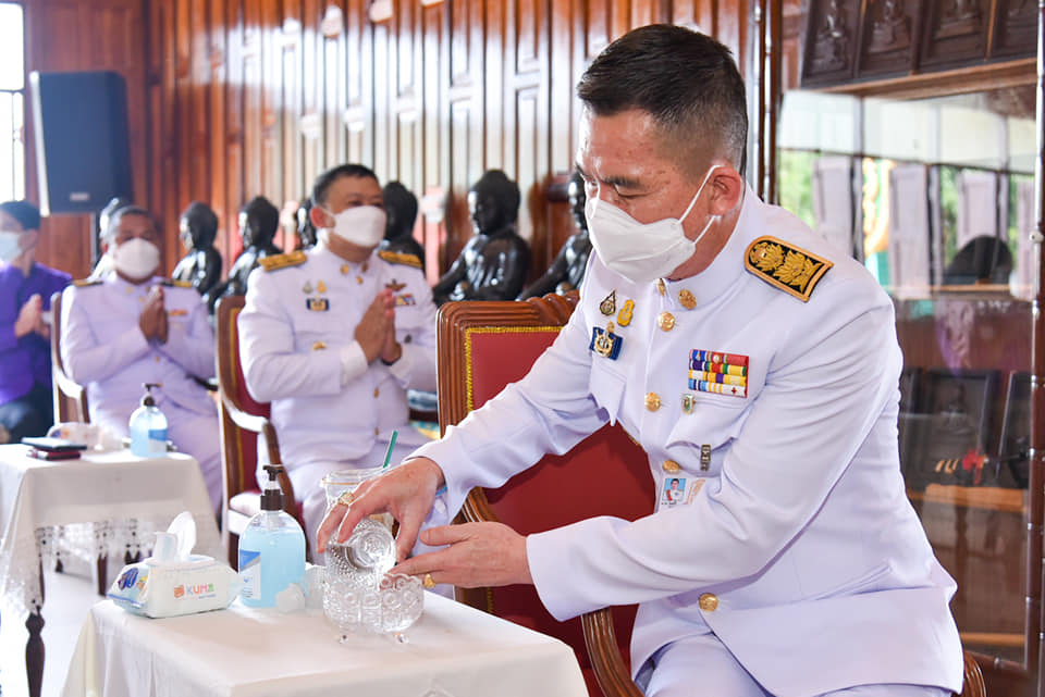 สมเด็จพระกนิษฐาธิราชเจ้า กรมสมเด็จพระเทพรัตนราชสุดาฯ สยามบรมราชกุมารี ทรงพระกรุณาโปรดเกล้าฯ พระราชทานผ้าไตร โครงการเทศน์มหาชาติ ถวายแด่วัดโพน