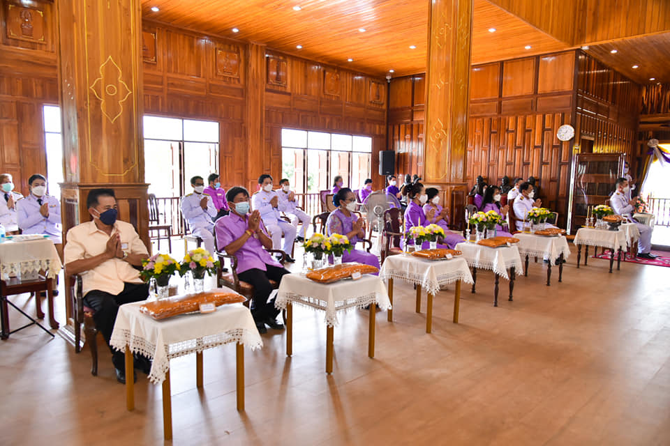 สมเด็จพระกนิษฐาธิราชเจ้า กรมสมเด็จพระเทพรัตนราชสุดาฯ สยามบรมราชกุมารี ทรงพระกรุณาโปรดเกล้าฯ พระราชทานผ้าไตร โครงการเทศน์มหาชาติ ถวายแด่วัดโพน