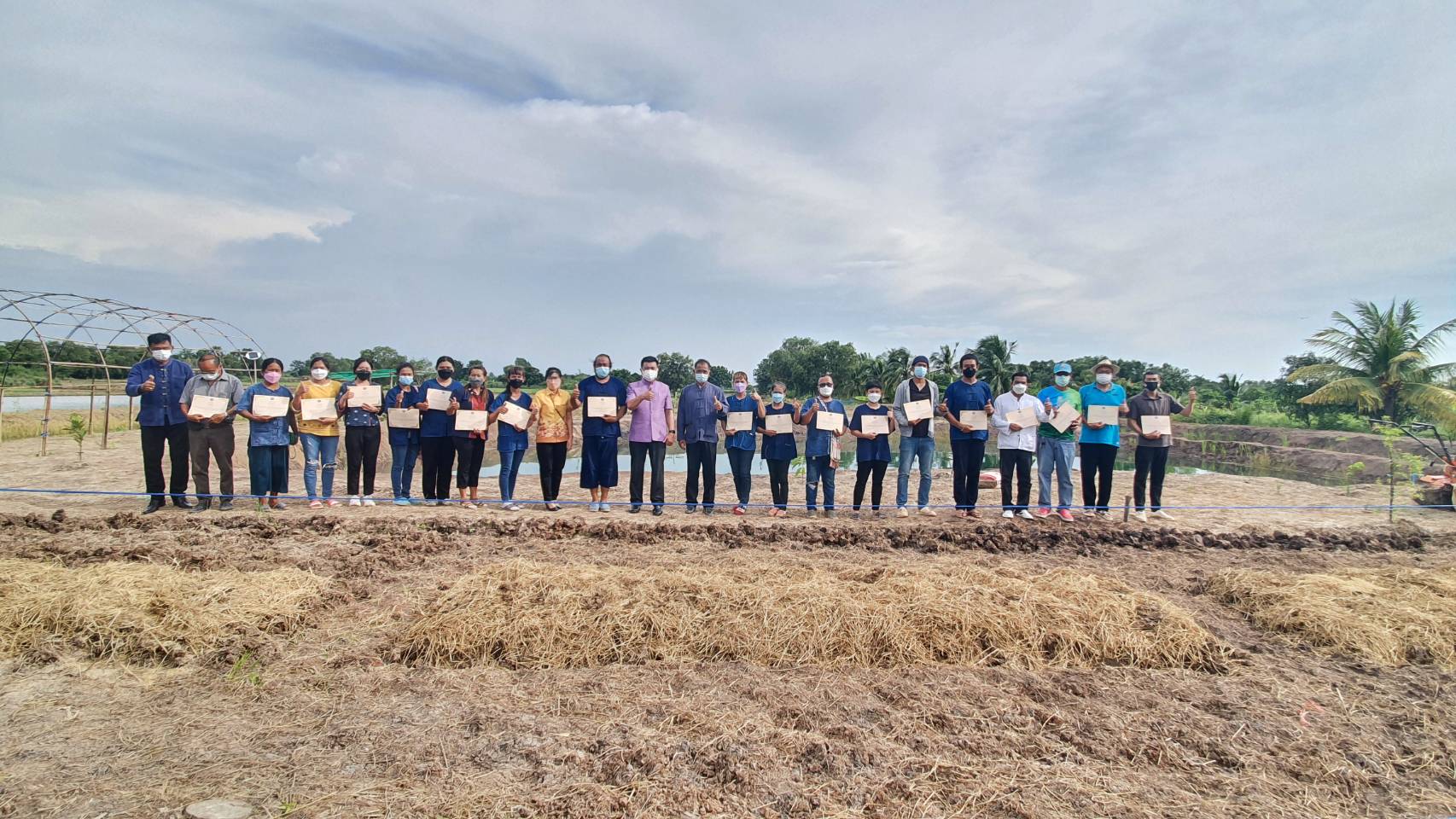 ?พัฒนาชุมชนจังหวัดฉะเชิงเทรา ดำเนินงานโครงการพัฒนาพื้นที่ต้นแบบการพัฒนาคุณภาพชีวิตตามหลักทฤษฎีใหม่ ประยุกต์สู่ “โคก หนอง นา โมเดล” กิจกรรมที่ 1 ฝึกอบรมระยะสั้นการพัฒนากสิกรรมสู่ระบบเศรษฐกิจพอเพียง รูปแบบ โคก หนอง นา โมเดล? แบบออนไลน์ ผ่านระบบ Zoom Could Meeting