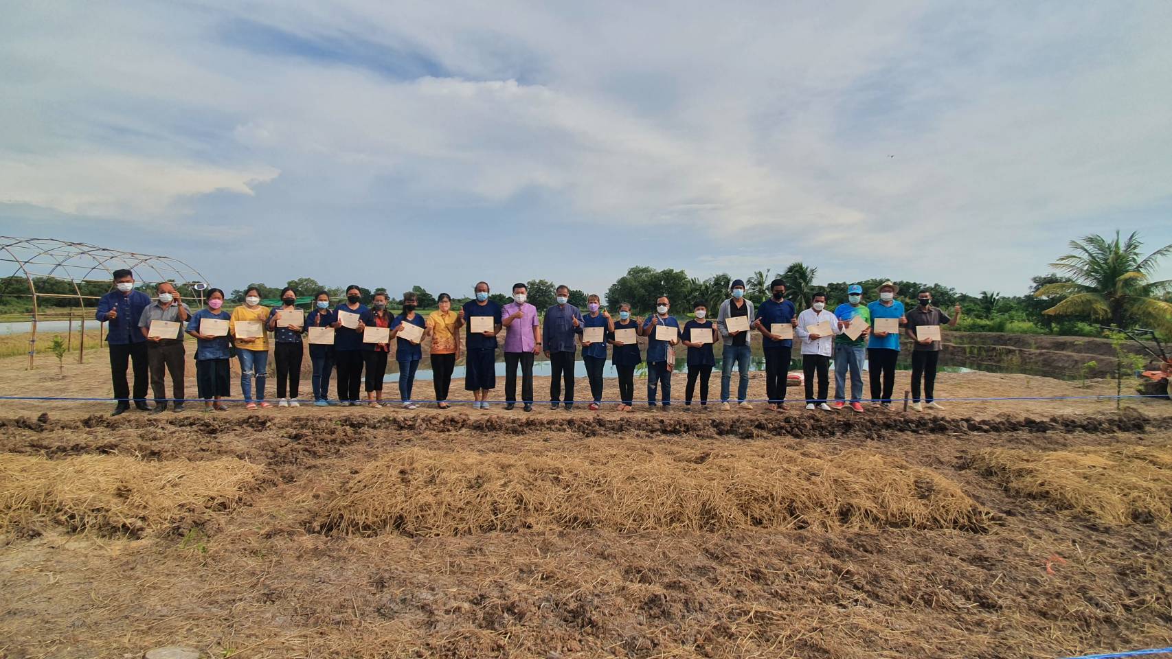 ?พัฒนาชุมชนจังหวัดฉะเชิงเทรา ดำเนินงานโครงการพัฒนาพื้นที่ต้นแบบการพัฒนาคุณภาพชีวิตตามหลักทฤษฎีใหม่ ประยุกต์สู่ “โคก หนอง นา โมเดล” กิจกรรมที่ 1 ฝึกอบรมระยะสั้นการพัฒนากสิกรรมสู่ระบบเศรษฐกิจพอเพียง รูปแบบ โคก หนอง นา โมเดล? แบบออนไลน์ ผ่านระบบ Zoom Could Meeting