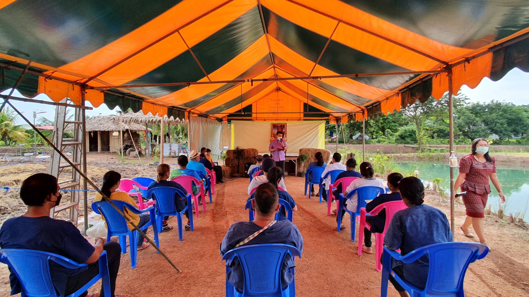 ?พัฒนาชุมชนจังหวัดฉะเชิงเทรา ดำเนินงานโครงการพัฒนาพื้นที่ต้นแบบการพัฒนาคุณภาพชีวิตตามหลักทฤษฎีใหม่ ประยุกต์สู่ “โคก หนอง นา โมเดล” กิจกรรมที่ 1 ฝึกอบรมระยะสั้นการพัฒนากสิกรรมสู่ระบบเศรษฐกิจพอเพียง รูปแบบ โคก หนอง นา โมเดล? แบบออนไลน์ ผ่านระบบ Zoom Could Meeting