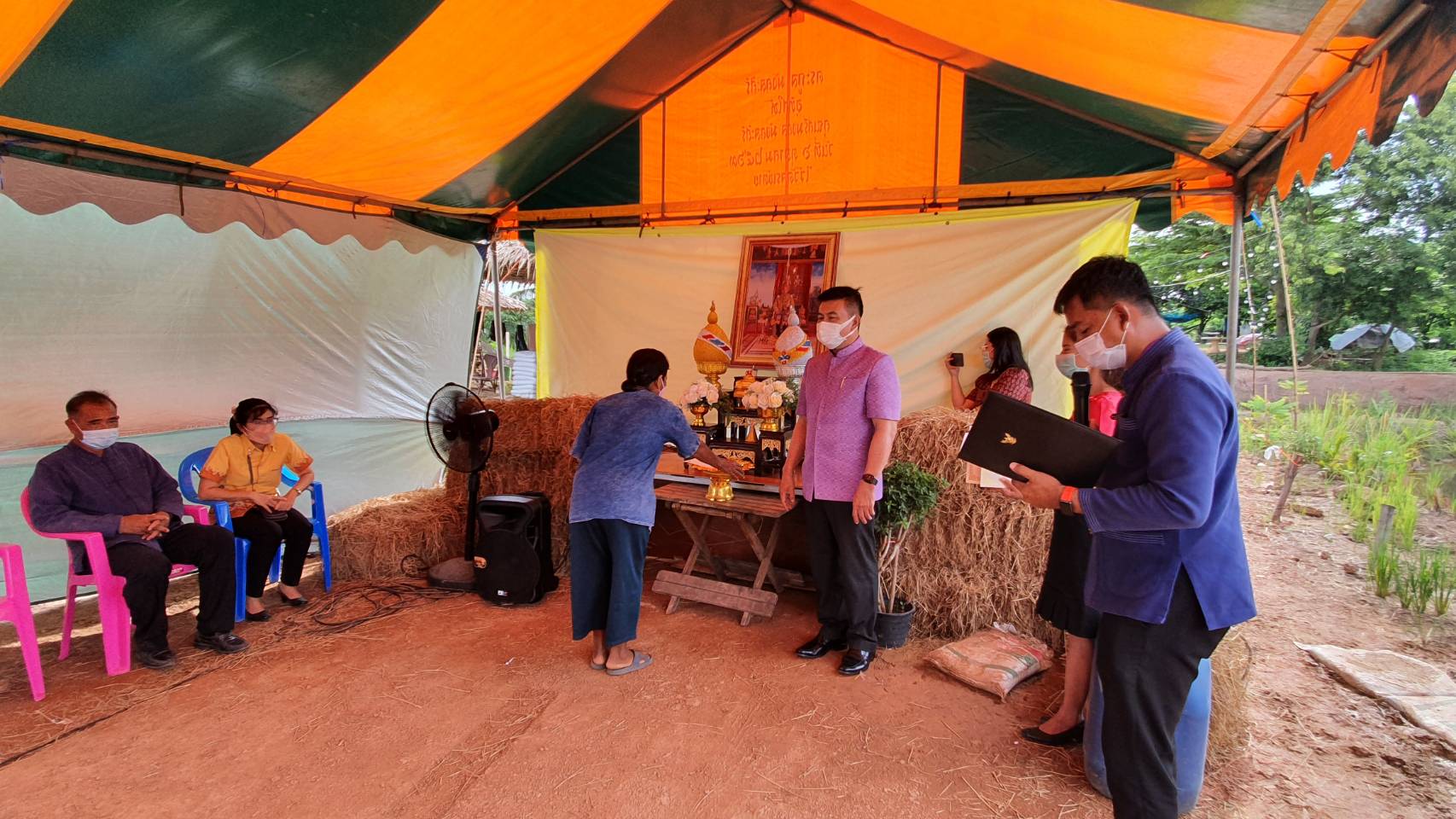 ?พัฒนาชุมชนจังหวัดฉะเชิงเทรา ดำเนินงานโครงการพัฒนาพื้นที่ต้นแบบการพัฒนาคุณภาพชีวิตตามหลักทฤษฎีใหม่ ประยุกต์สู่ “โคก หนอง นา โมเดล” กิจกรรมที่ 1 ฝึกอบรมระยะสั้นการพัฒนากสิกรรมสู่ระบบเศรษฐกิจพอเพียง รูปแบบ โคก หนอง นา โมเดล? แบบออนไลน์ ผ่านระบบ Zoom Could Meeting