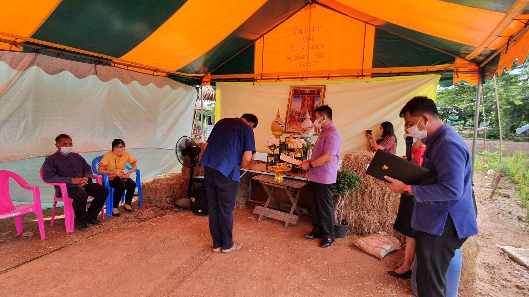 ?พัฒนาชุมชนจังหวัดฉะเชิงเทรา ดำเนินงานโครงการพัฒนาพื้นที่ต้นแบบการพัฒนาคุณภาพชีวิตตามหลักทฤษฎีใหม่ ประยุกต์สู่ “โคก หนอง นา โมเดล” กิจกรรมที่ 1 ฝึกอบรมระยะสั้นการพัฒนากสิกรรมสู่ระบบเศรษฐกิจพอเพียง รูปแบบ โคก หนอง นา โมเดล? แบบออนไลน์ ผ่านระบบ Zoom Could Meeting