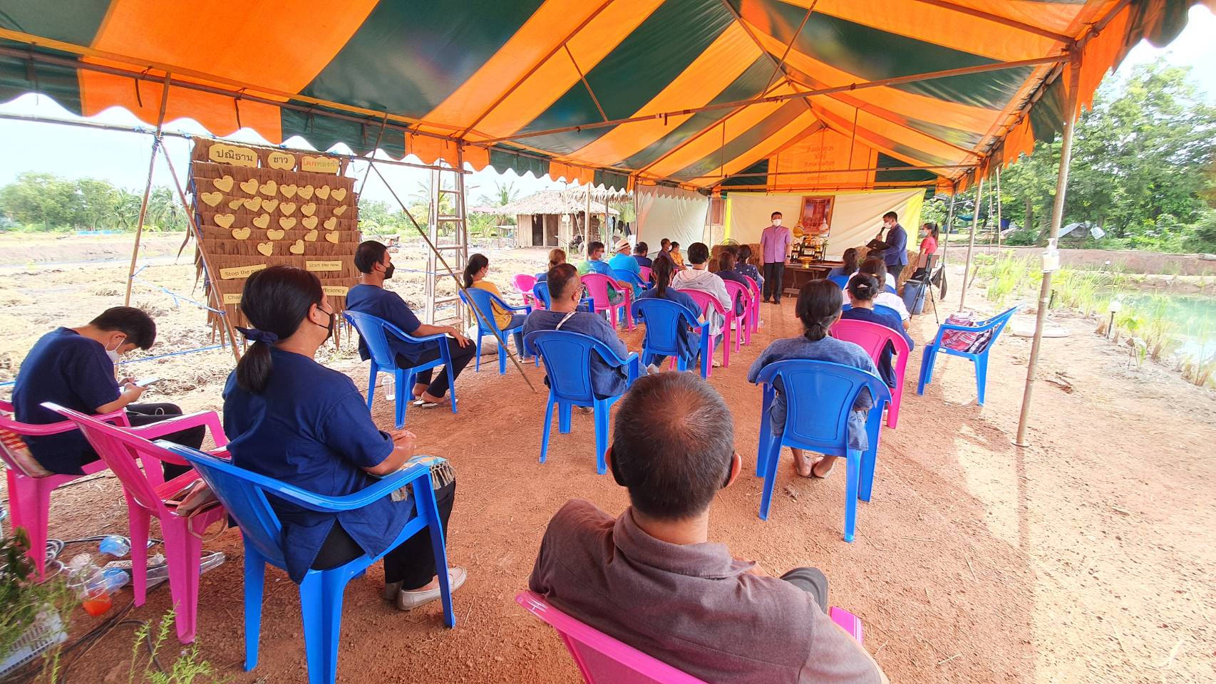 ?พัฒนาชุมชนจังหวัดฉะเชิงเทรา ดำเนินงานโครงการพัฒนาพื้นที่ต้นแบบการพัฒนาคุณภาพชีวิตตามหลักทฤษฎีใหม่ ประยุกต์สู่ “โคก หนอง นา โมเดล” กิจกรรมที่ 1 ฝึกอบรมระยะสั้นการพัฒนากสิกรรมสู่ระบบเศรษฐกิจพอเพียง รูปแบบ โคก หนอง นา โมเดล? แบบออนไลน์ ผ่านระบบ Zoom Could Meeting