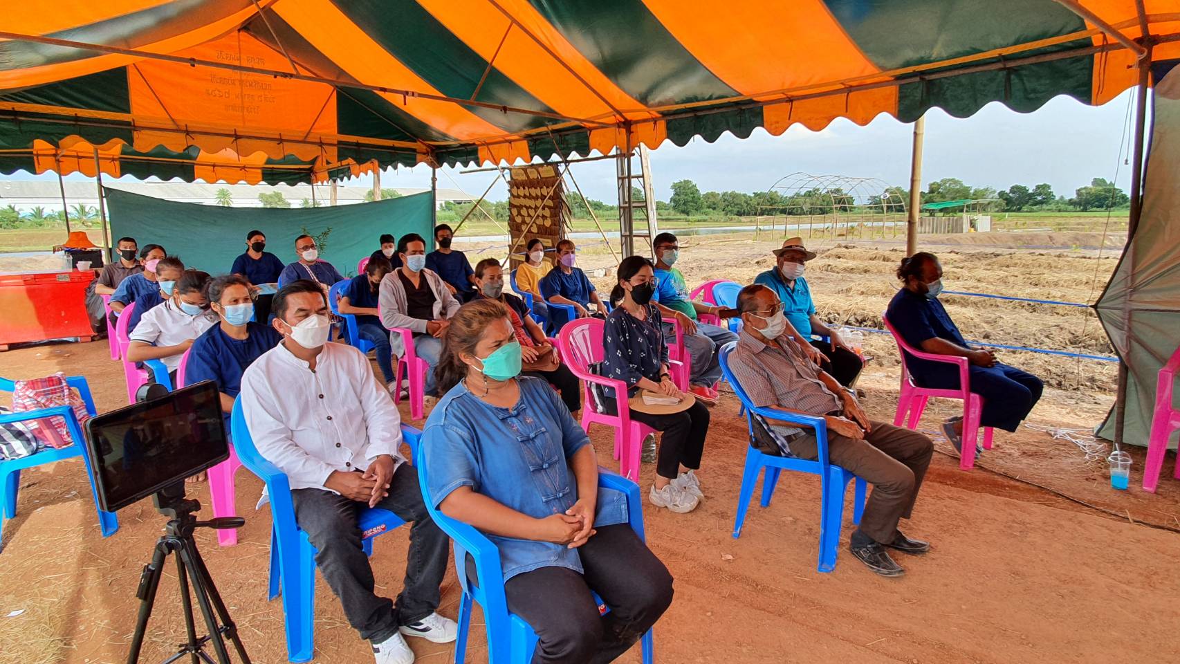 ?พัฒนาชุมชนจังหวัดฉะเชิงเทรา ดำเนินงานโครงการพัฒนาพื้นที่ต้นแบบการพัฒนาคุณภาพชีวิตตามหลักทฤษฎีใหม่ ประยุกต์สู่ “โคก หนอง นา โมเดล” กิจกรรมที่ 1 ฝึกอบรมระยะสั้นการพัฒนากสิกรรมสู่ระบบเศรษฐกิจพอเพียง รูปแบบ โคก หนอง นา โมเดล? แบบออนไลน์ ผ่านระบบ Zoom Could Meeting