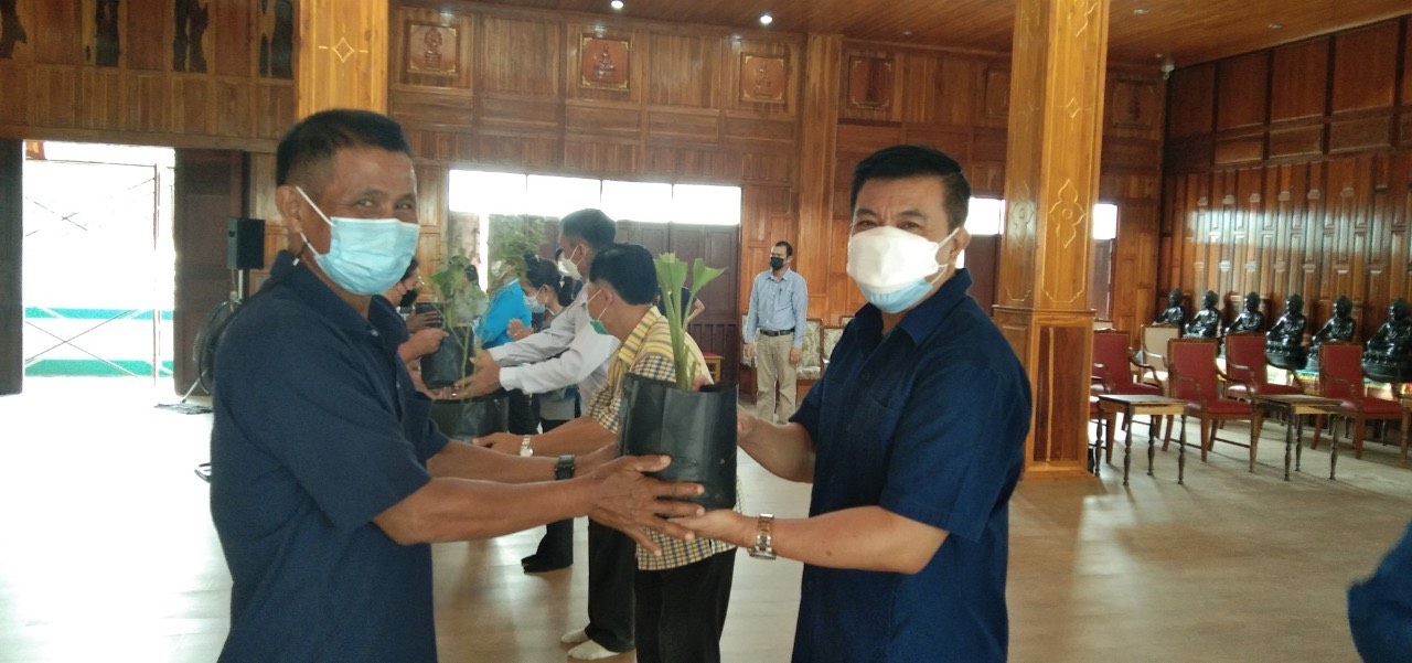 พช. แปดริ้วรวมใจ ร่วมปลูกสมุนไพรต้านภัยโควิด – 19