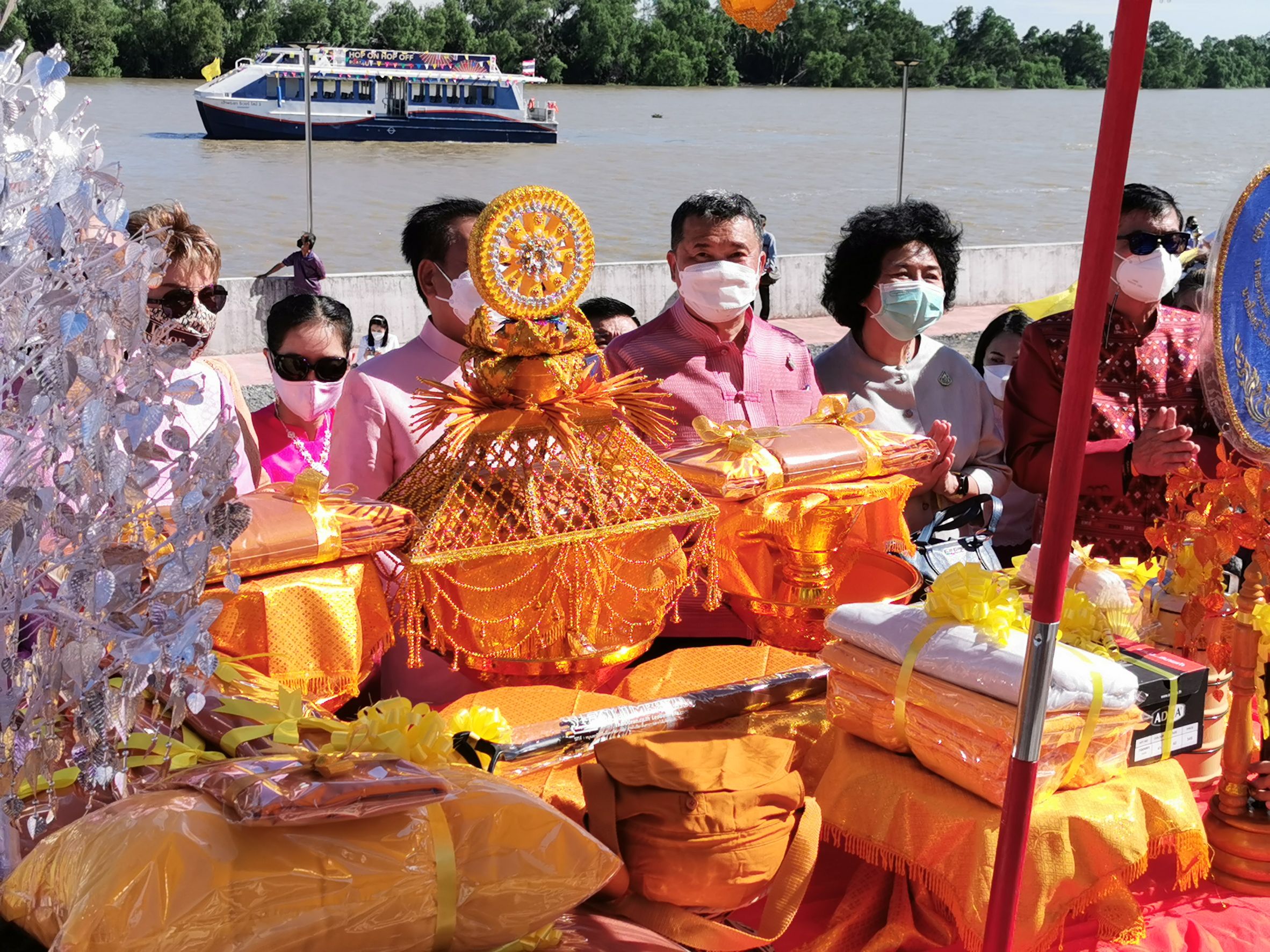 ปลัดกระทรวงมหาดไทย นำคณะร่วมเป็นเจ้าภาพงานทอดกฐินสามัคคี ณ วัดไชยภูมิธาราม (ท่าอิฐ)