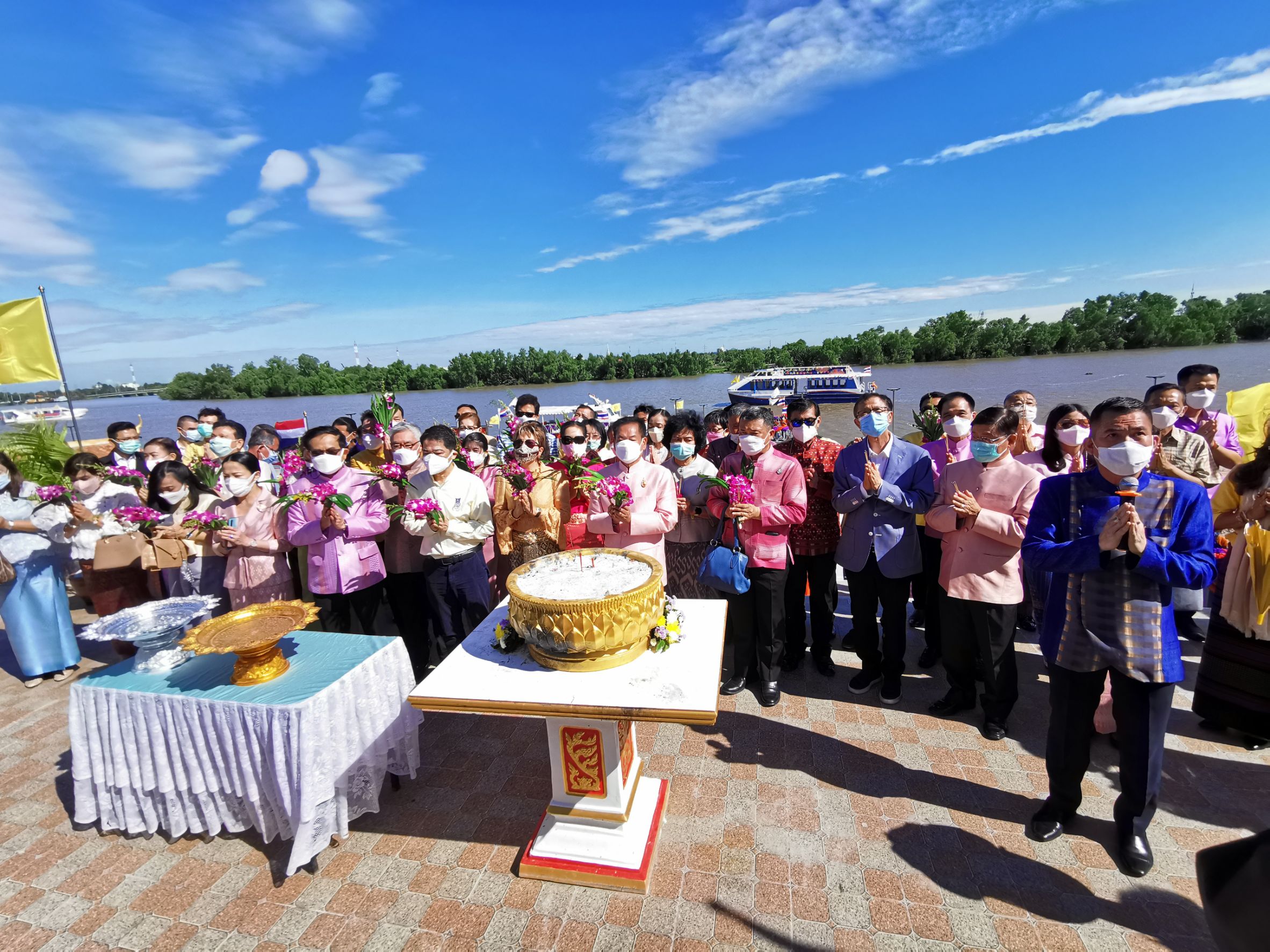 ปลัดกระทรวงมหาดไทย นำคณะร่วมเป็นเจ้าภาพงานทอดกฐินสามัคคี ณ วัดไชยภูมิธาราม (ท่าอิฐ)
