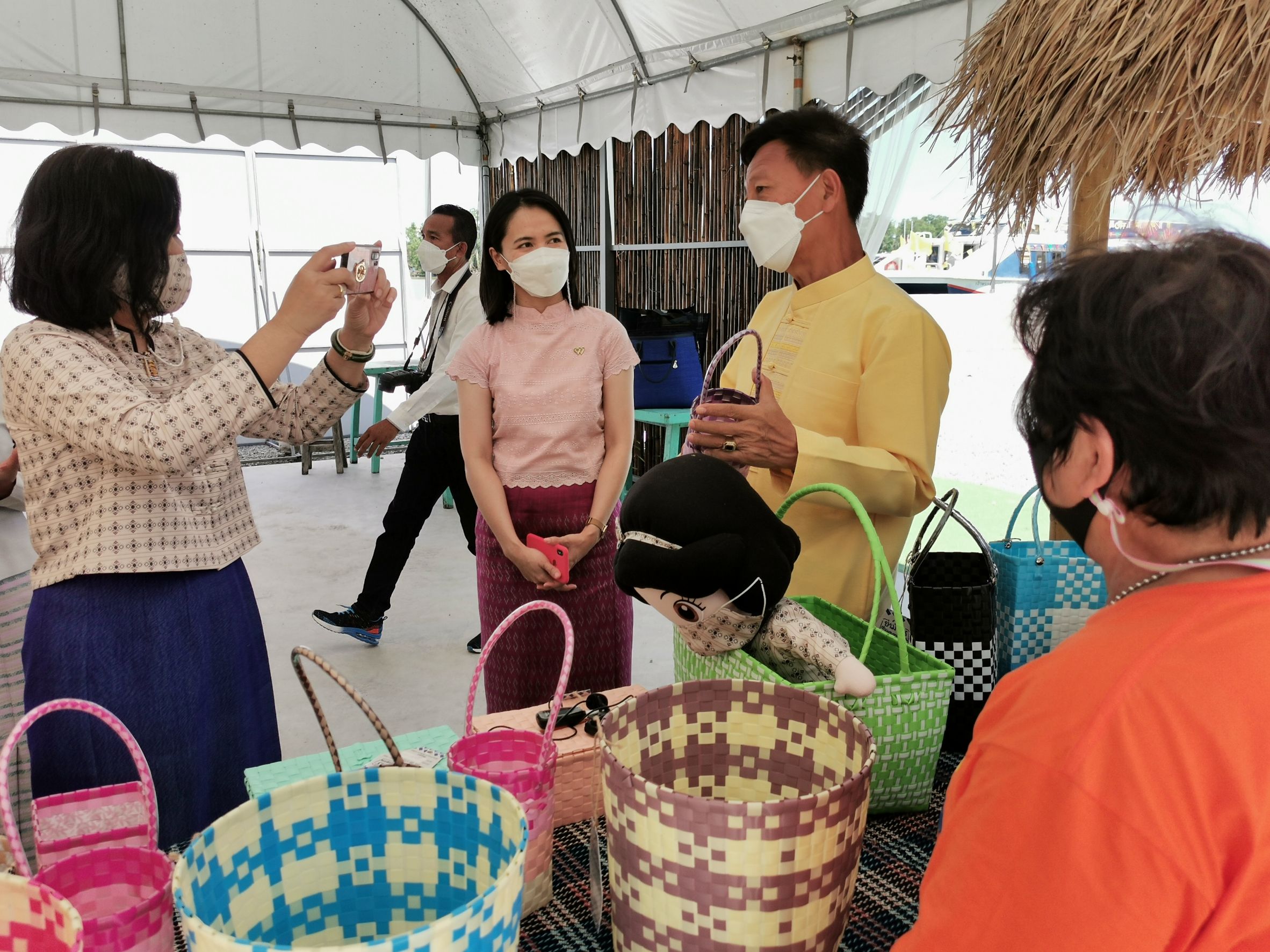 พัฒนาชุมชนจังหวัดฉะเชิงเทรา พา ชม ชิม ช็อป ตลาดนัด คนไทยยิ้มได้ (ตลาด 3 อิ่ม ) ณ วัดไชยภูมิธาราม (ท่าอิฐ)