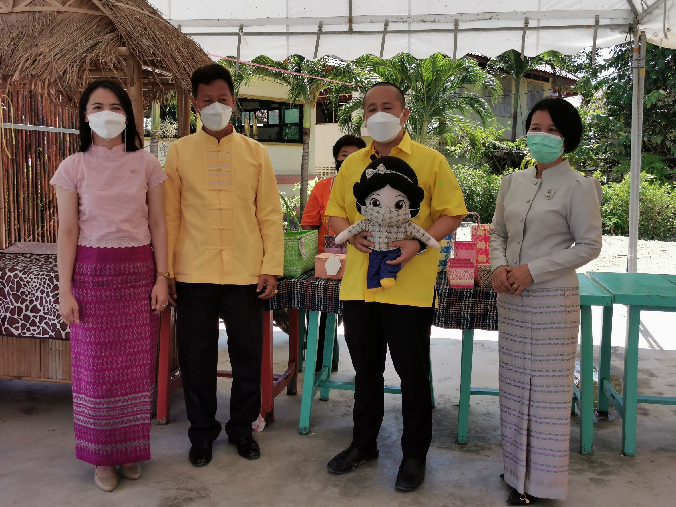 พัฒนาชุมชนจังหวัดฉะเชิงเทรา พา ชม ชิม ช็อป ตลาดนัด คนไทยยิ้มได้ (ตลาด 3 อิ่ม ) ณ วัดไชยภูมิธาราม (ท่าอิฐ)