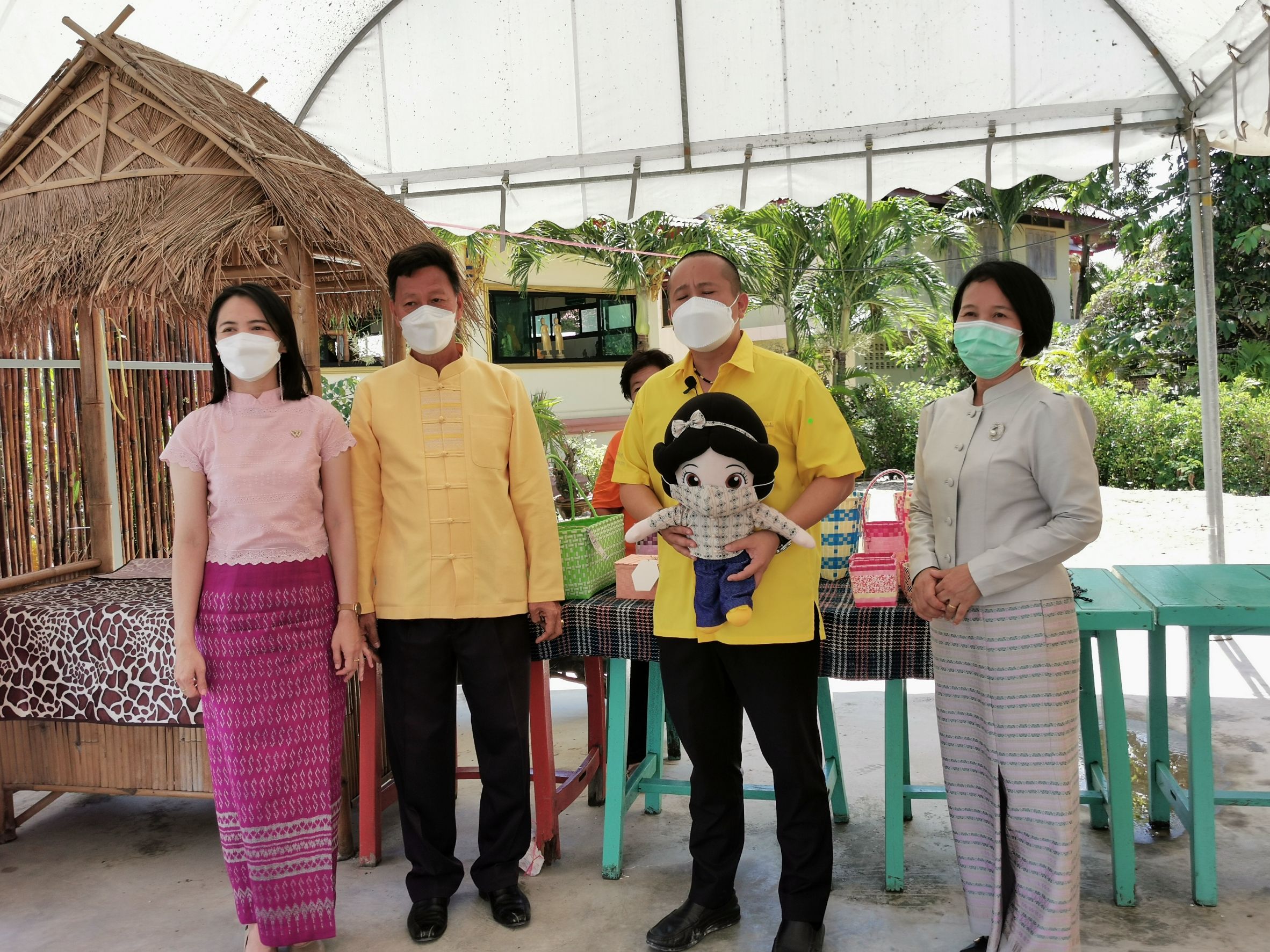 พัฒนาชุมชนจังหวัดฉะเชิงเทรา พา ชม ชิม ช็อป ตลาดนัด คนไทยยิ้มได้ (ตลาด 3 อิ่ม ) ณ วัดไชยภูมิธาราม (ท่าอิฐ)