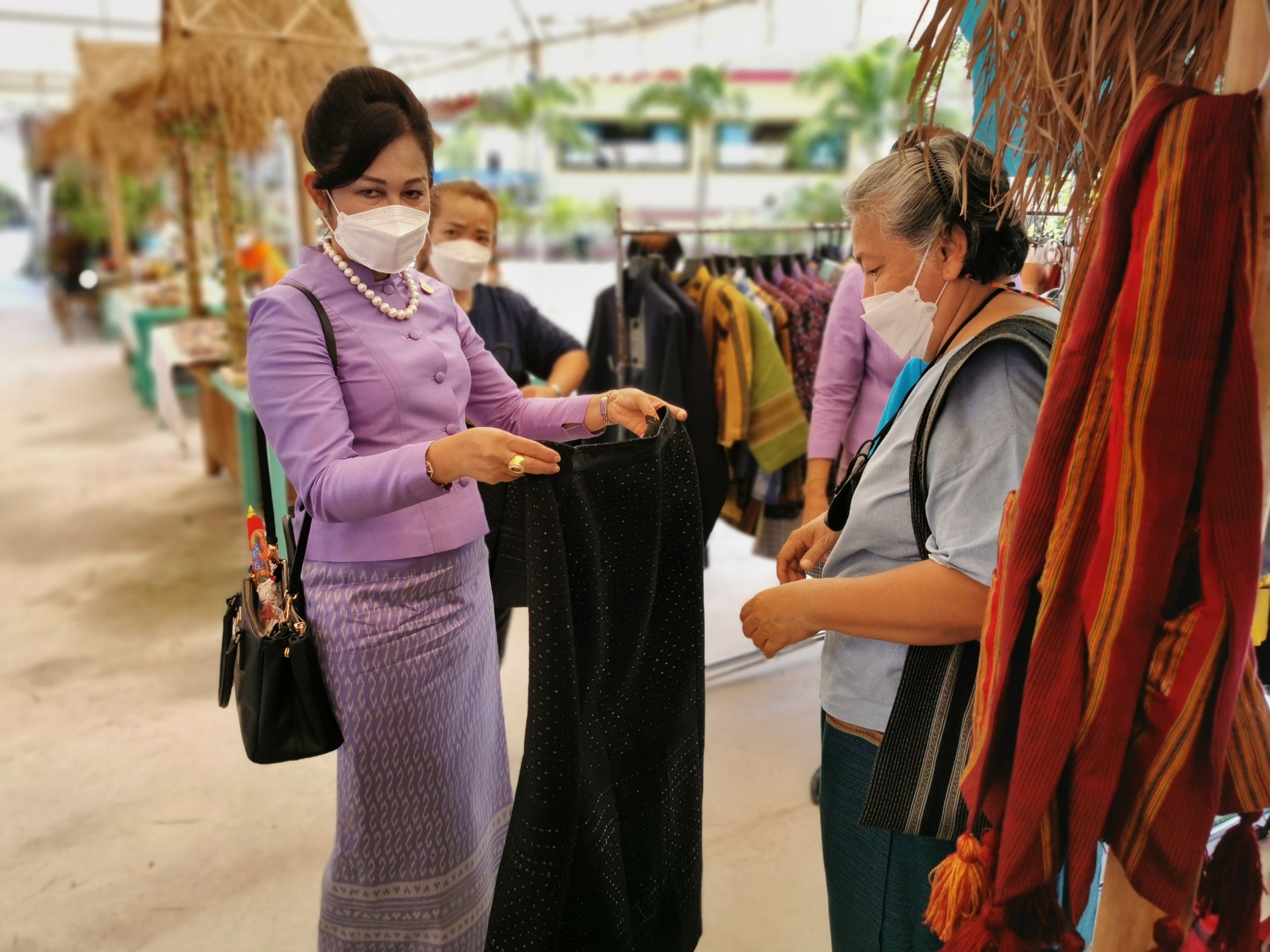 พัฒนาชุมชนจังหวัดฉะเชิงเทรา พา ชม ชิม ช็อป ตลาดนัด คนไทยยิ้มได้ (ตลาด 3 อิ่ม ) ณ วัดไชยภูมิธาราม (ท่าอิฐ)