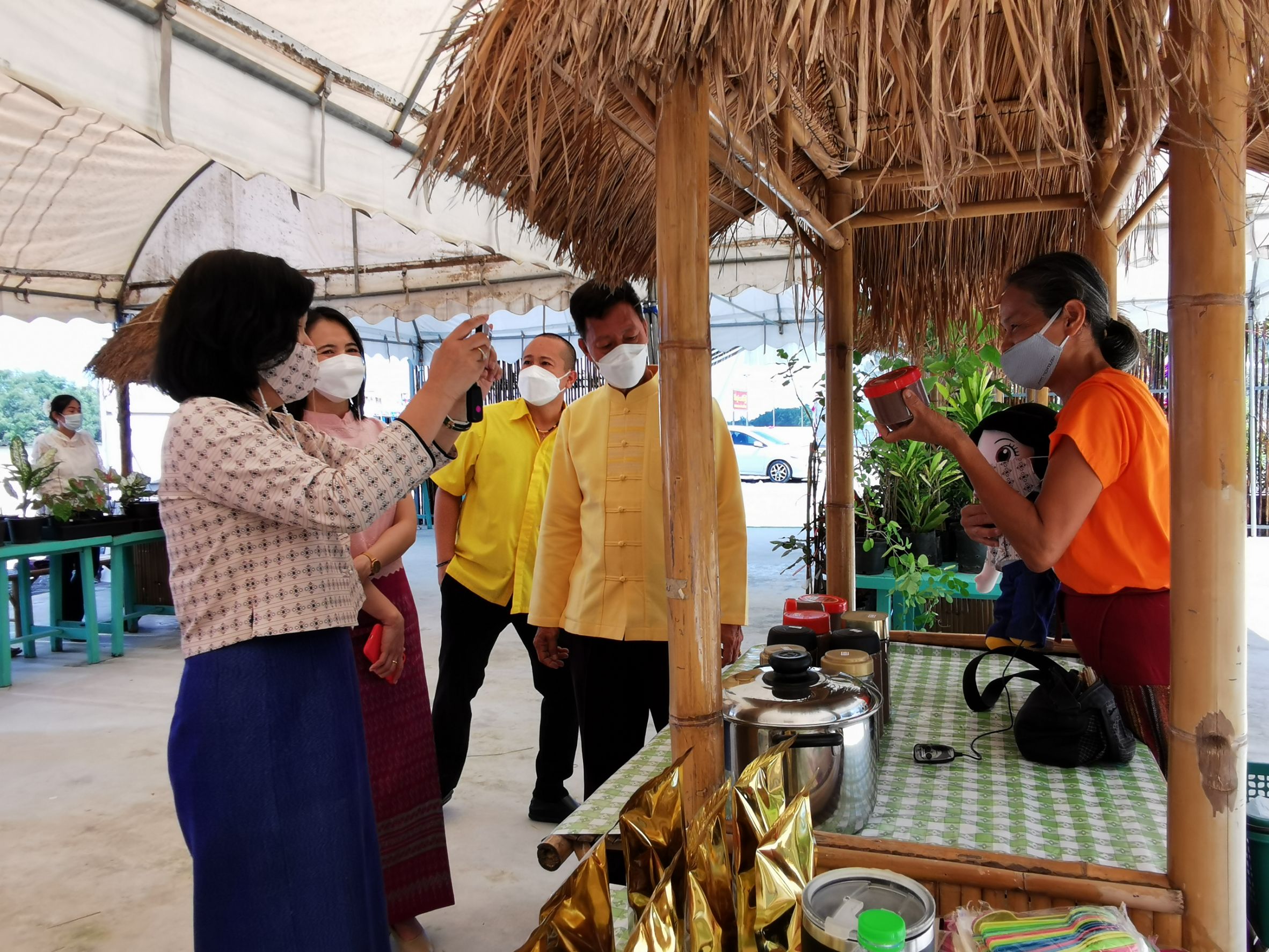 พัฒนาชุมชนจังหวัดฉะเชิงเทรา พา ชม ชิม ช็อป ตลาดนัด คนไทยยิ้มได้ (ตลาด 3 อิ่ม ) ณ วัดไชยภูมิธาราม (ท่าอิฐ)