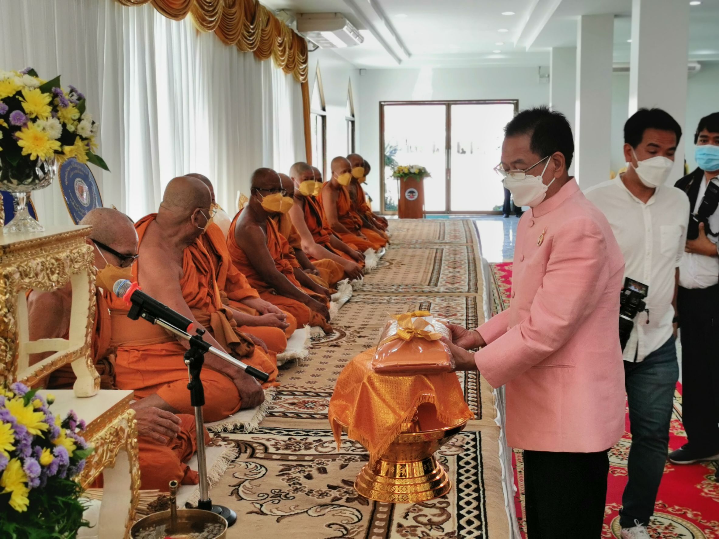 ผู้ว่าราชการจังหวัดฉะเชิงเทราร่วมถวายองค์ผ้ากฐิน ณ วัดไชยภูมิธาราม (ท่าอิฐ)