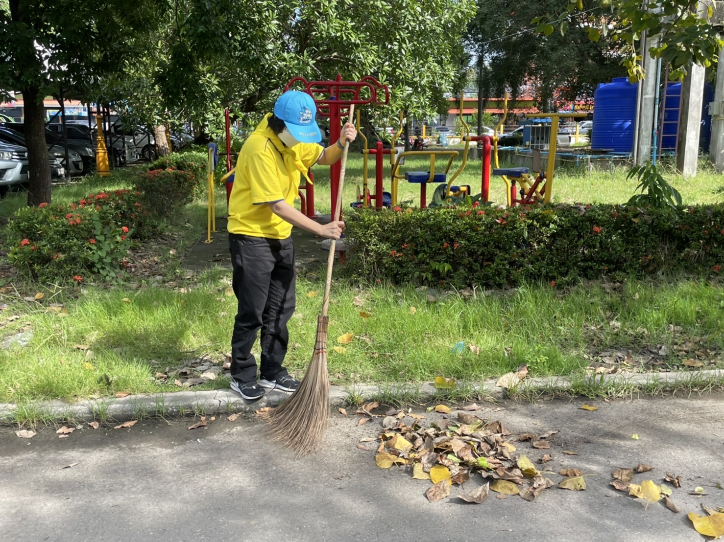 ?สพอ.บางน้ำเปรี้ยว ร่วมกิจกรรมจิตอาสาปรับปรุงภูมิทัศน์ที่ว่าการอำเภอบางน้ำเปรี้ยว