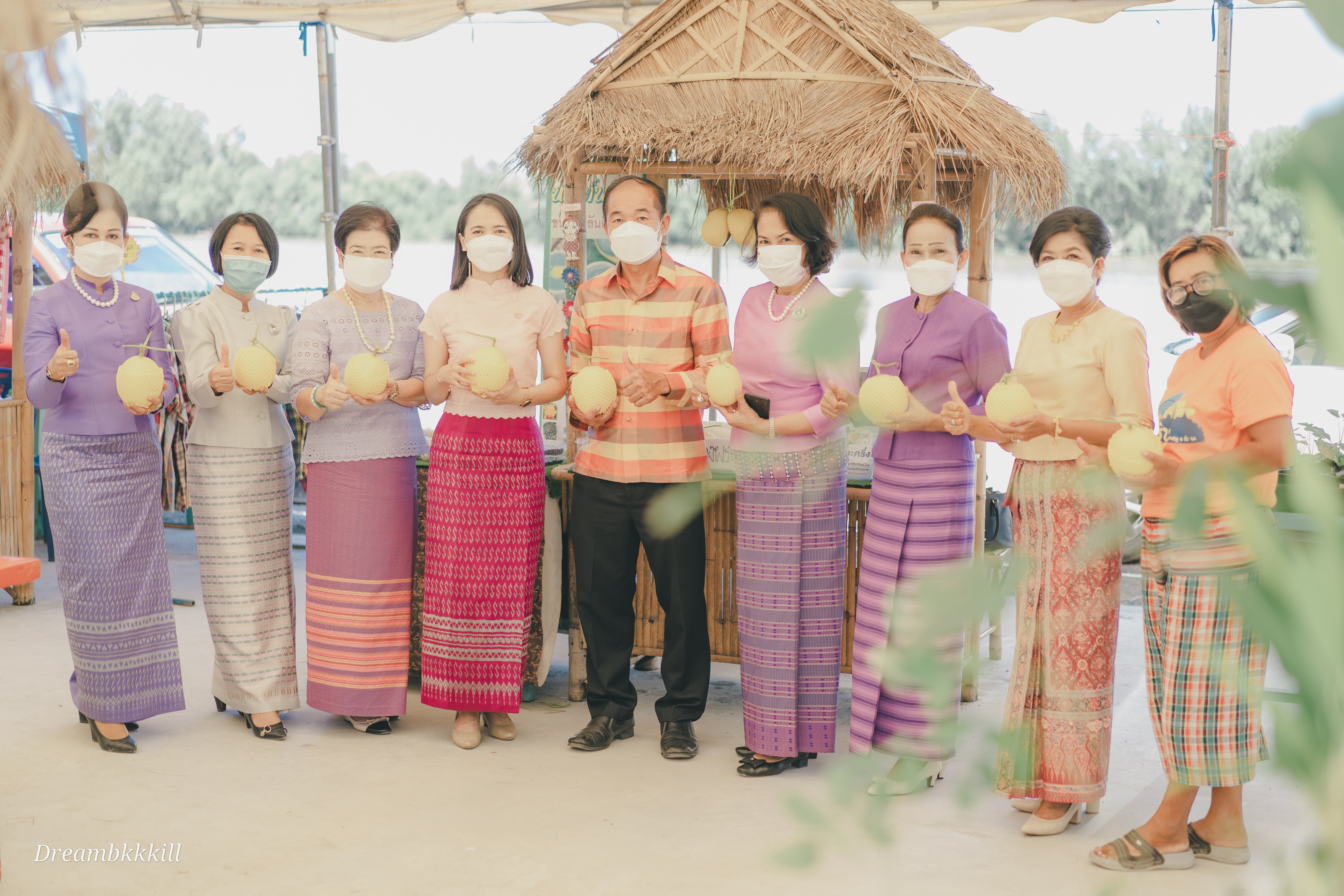 พัฒนาชุมชนจังหวัดฉะเชิงเทรา พา ชม ชิม ช็อป ตลาดนัด คนไทยยิ้มได้ (ตลาด 3 อิ่ม ) ณ วัดไชยภูมิธาราม (ท่าอิฐ)