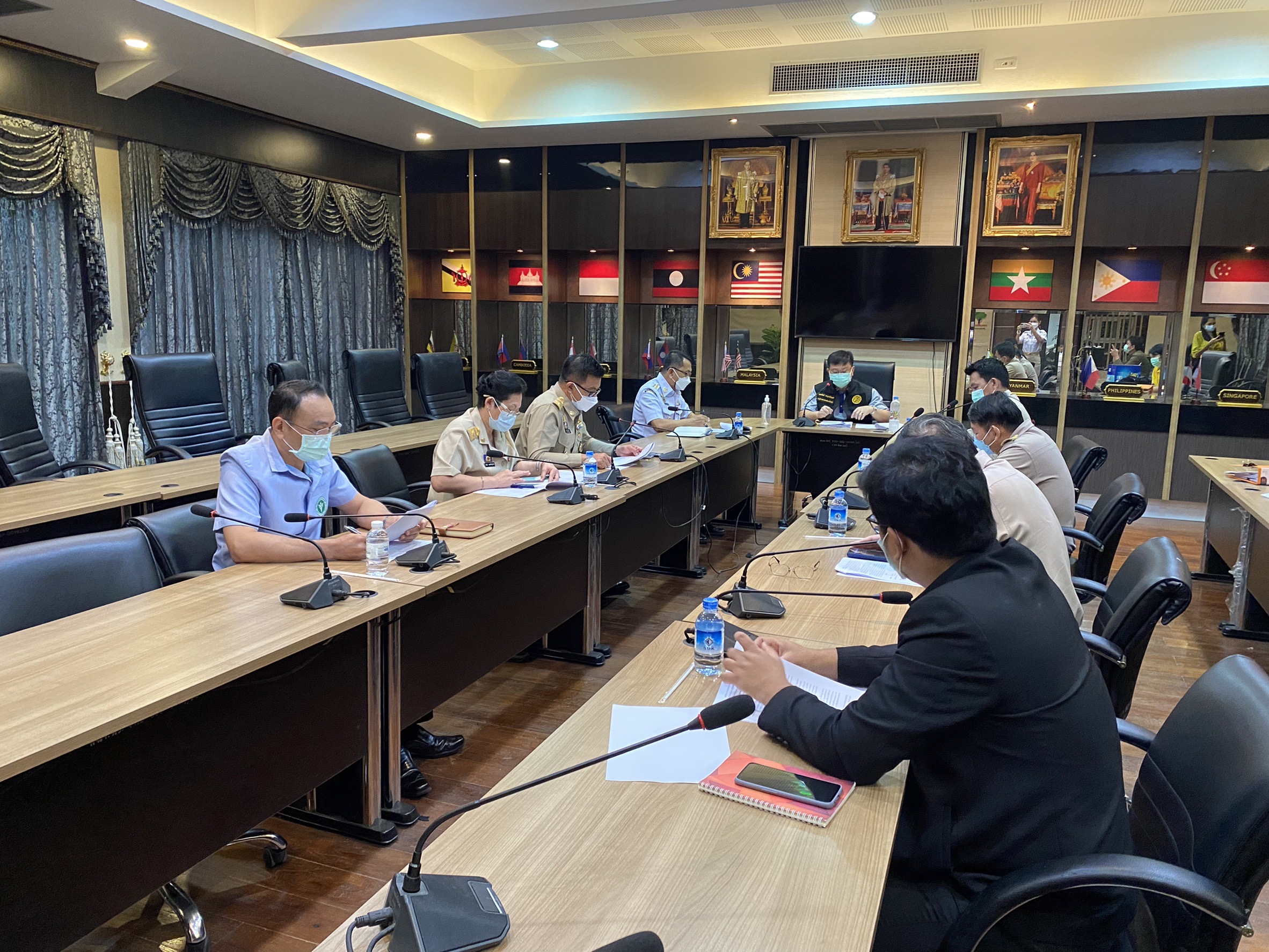 พช.ฉะเชิงเทรา ร่วมประชุมคณะกรรมการประเมินสถานการณ์ในการดำเนินการป้องกันหรือยับยั้งภัยพิบัติจังหวัดฉะเชิงเทรา (กรณีโรคติดต่อเชื้อไวรัสโคโรนา 2019 (covid – 19)) ครั้งที่ 18 / 2564