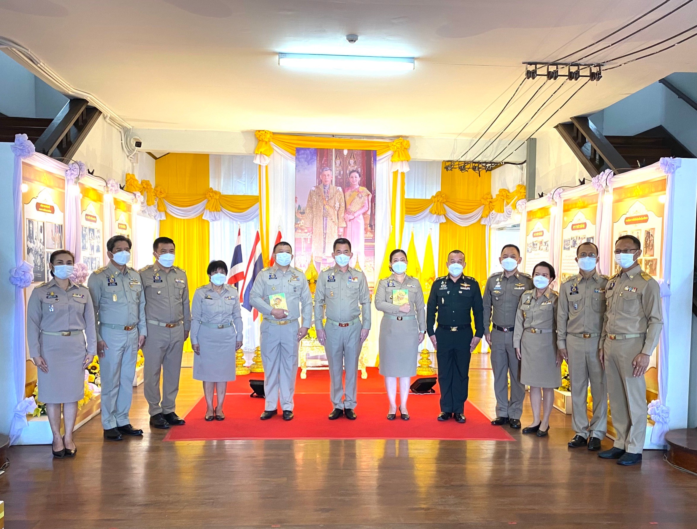 พช.ฉะเชิงเทรา ร่วมพิธีรับพระราชทานหนังสือ “เรื่องเล่าชาวคชานุรักษ์”