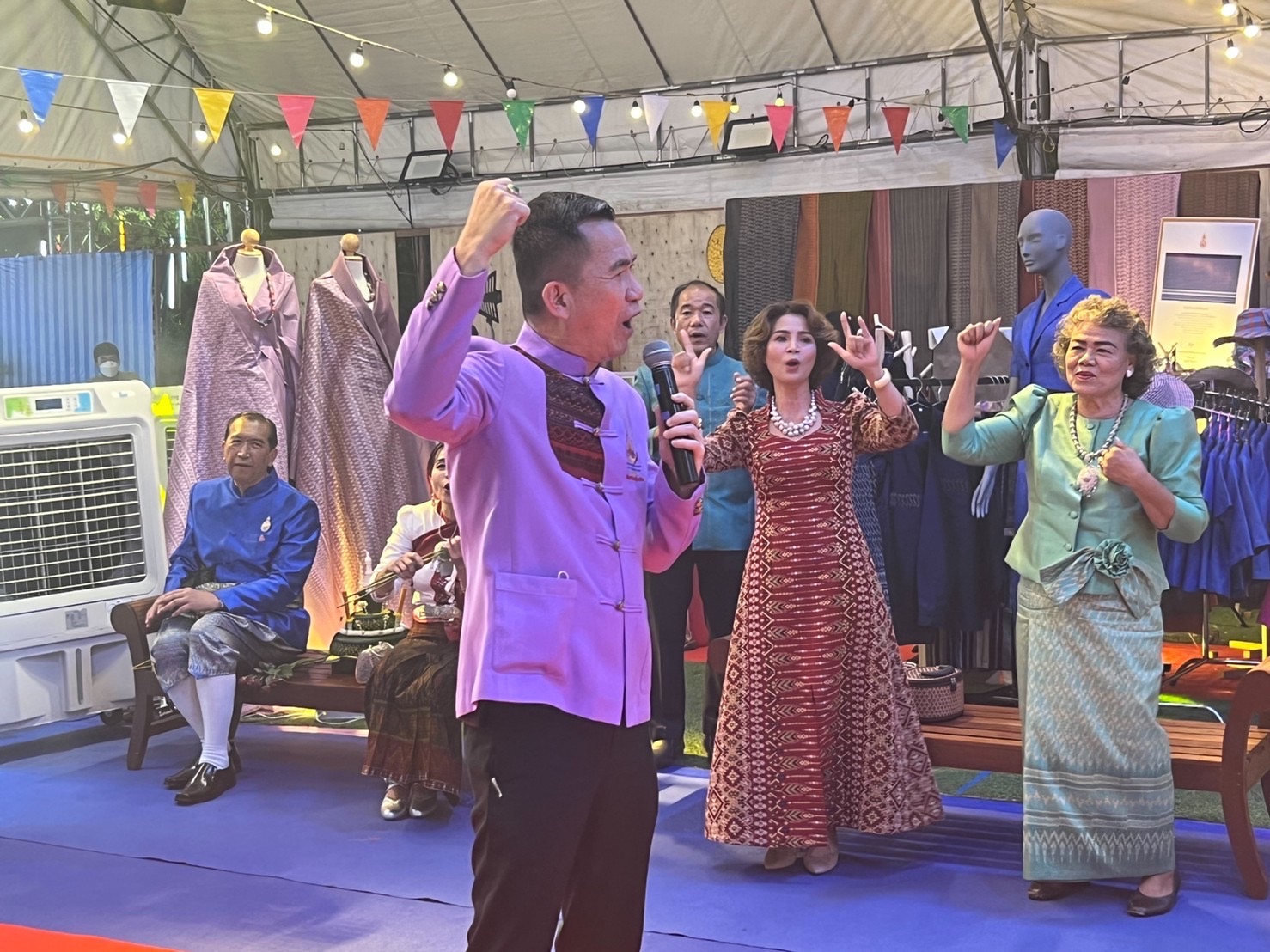 ฉะเชิงเทรา ส่งเสริมและรณรงค์การสวมใส่ผ้าไทย “ผ้าไทย ใส่ให้สนุก” ??