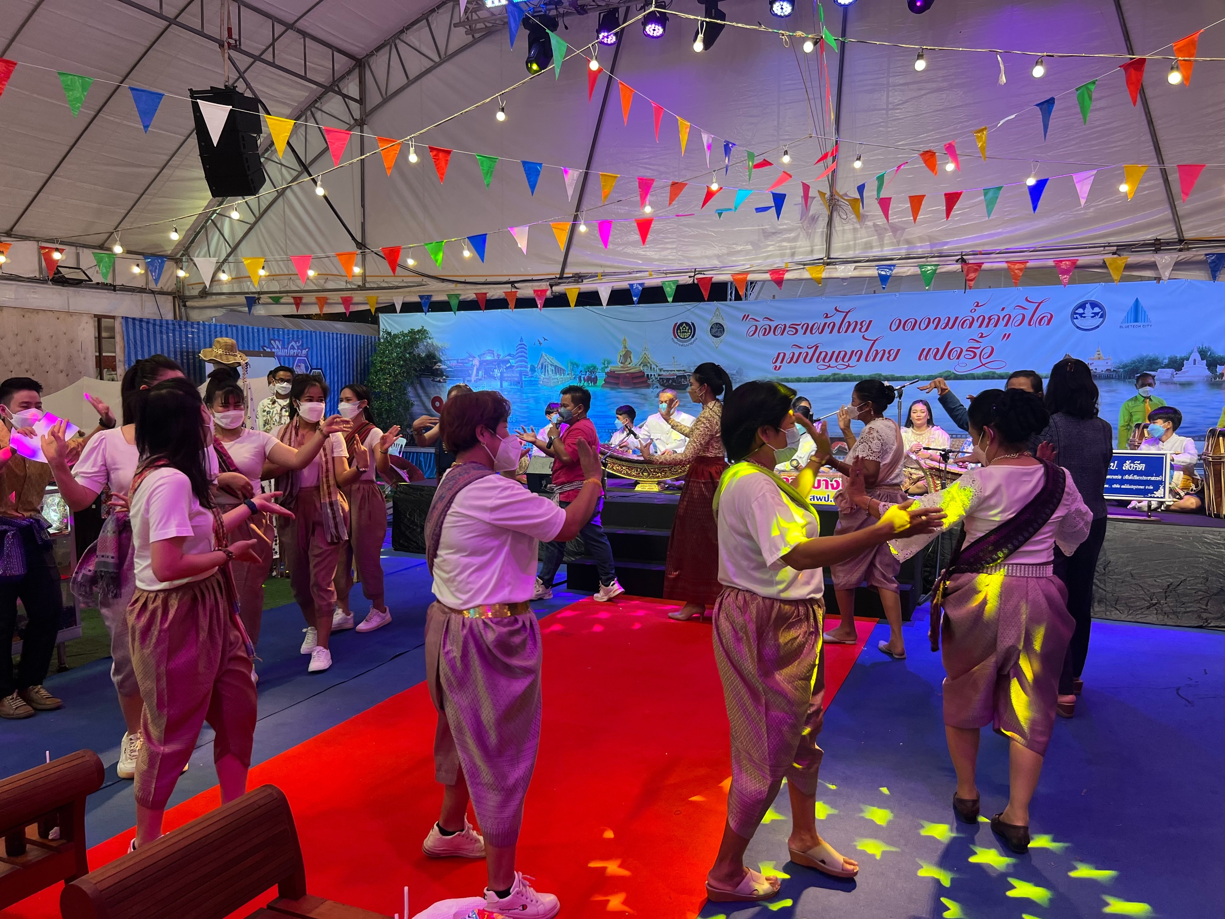 ฉะเชิงเทรา ส่งเสริมและรณรงค์การสวมใส่ผ้าไทย “ผ้าไทย ใส่ให้สนุก” ??