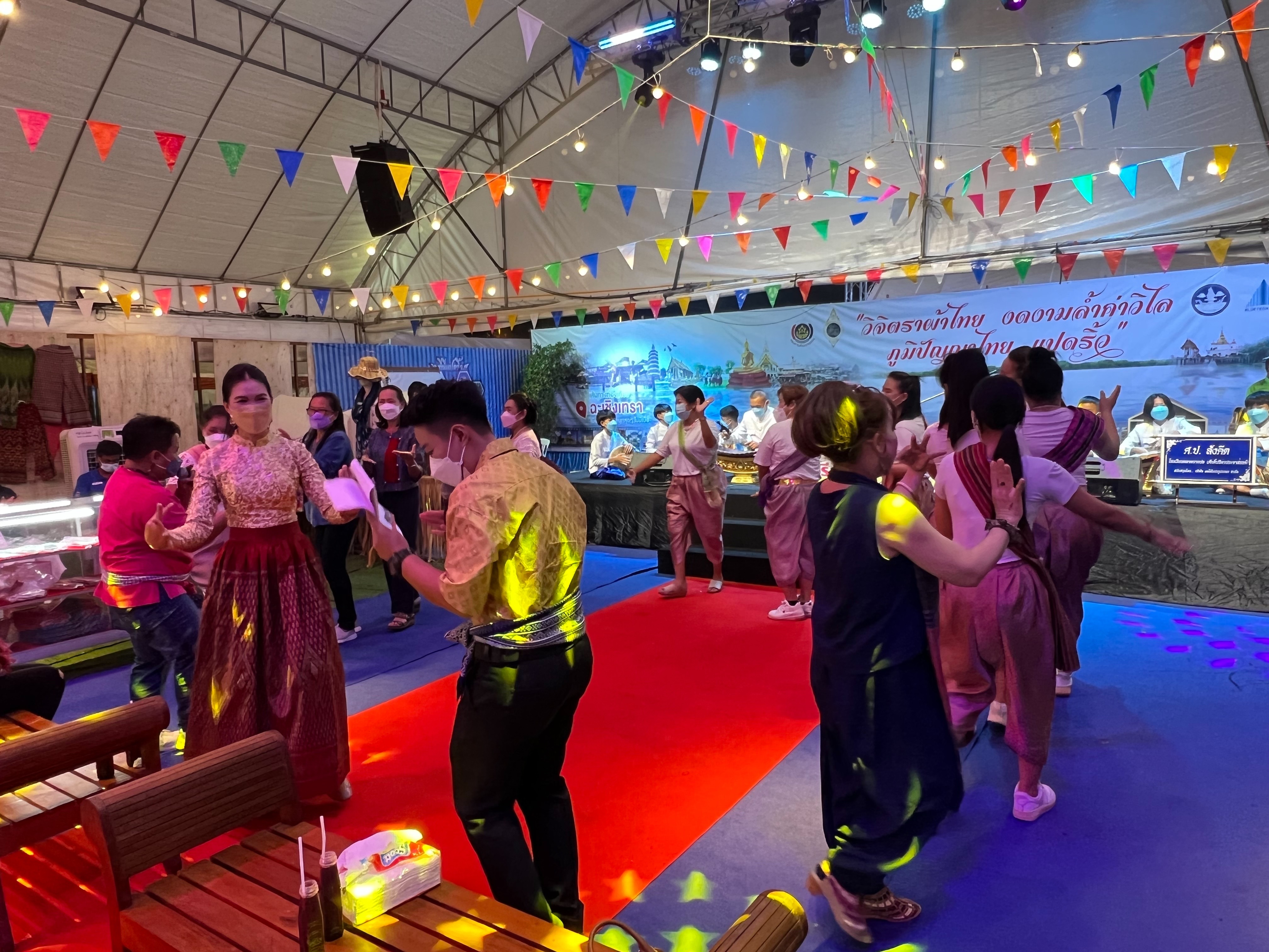 ฉะเชิงเทรา ส่งเสริมและรณรงค์การสวมใส่ผ้าไทย “ผ้าไทย ใส่ให้สนุก” ??