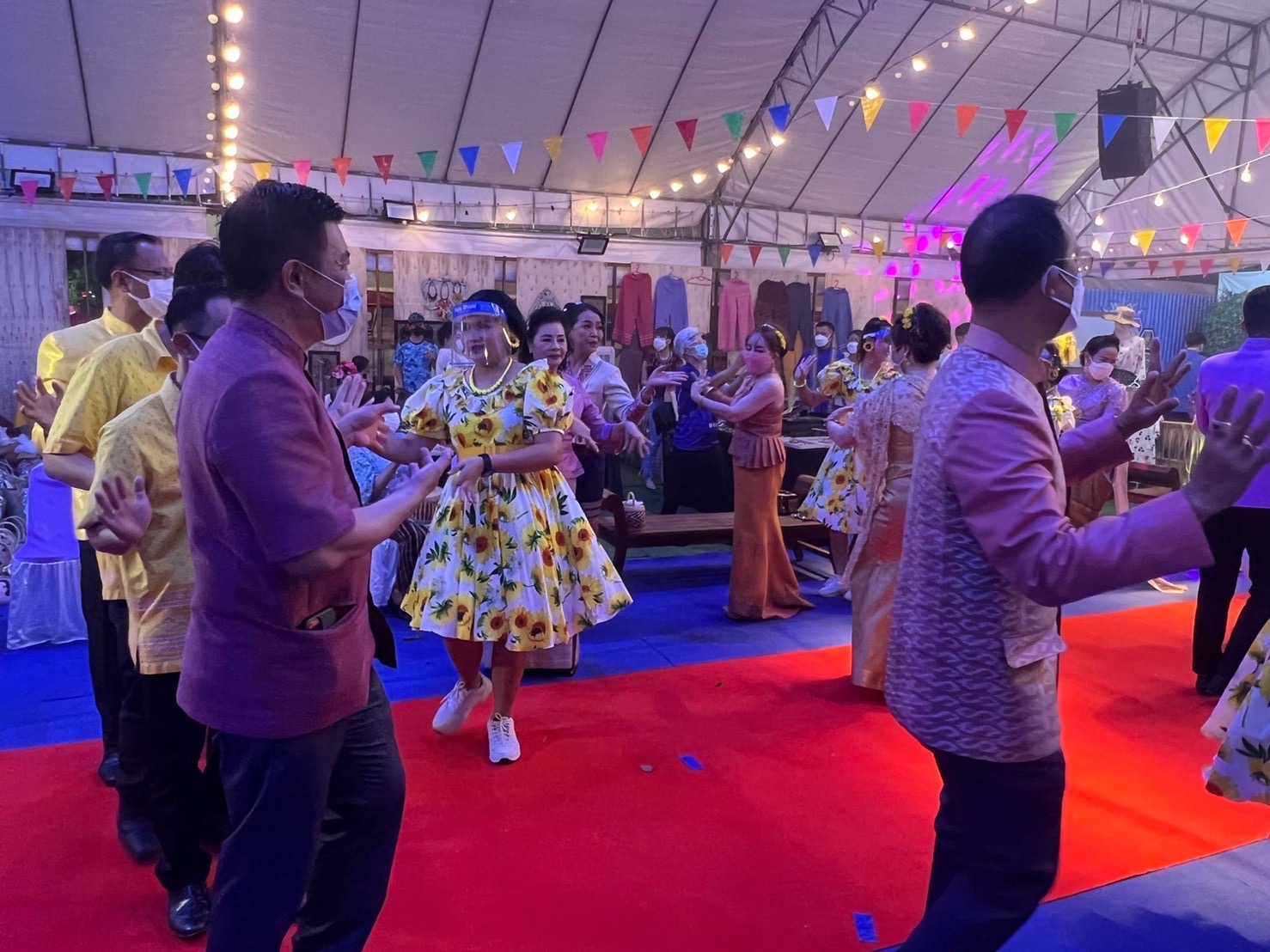 ฉะเชิงเทรา ส่งเสริมและรณรงค์การสวมใส่ผ้าไทย “ผ้าไทย ใส่ให้สนุก” ??