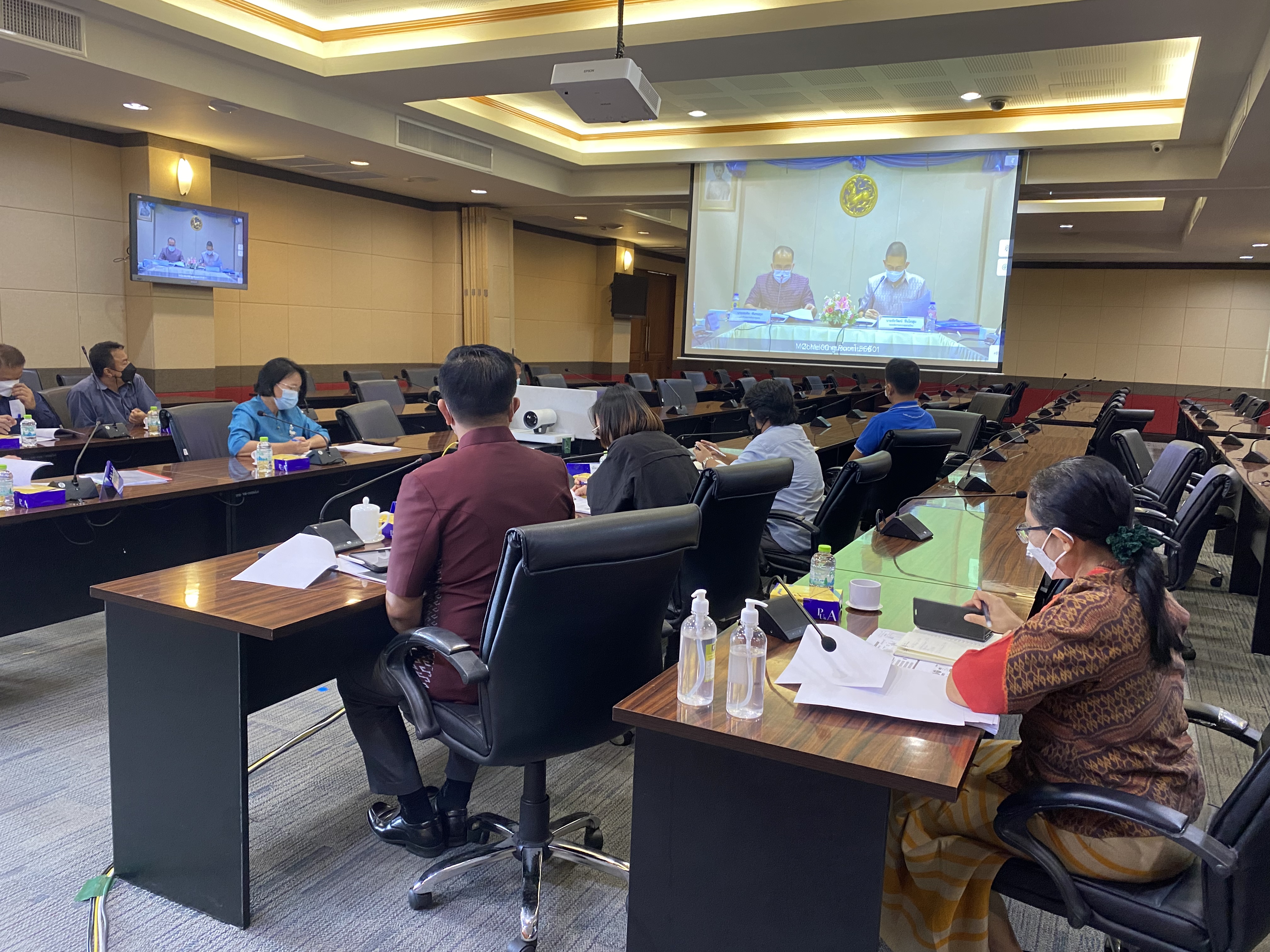 ???จังหวัดฉะเชิงเทรา ร่วมประชุมรับฟังการชี้แจงการขับเคลื่อนการดำเนินงานขจัดความยากจนและพัฒนาคนทุกช่วงวัยอย่างยั่งยืนตามหลักปรัชญาของเศรษฐกิจพอเพียง (ศจพ.)