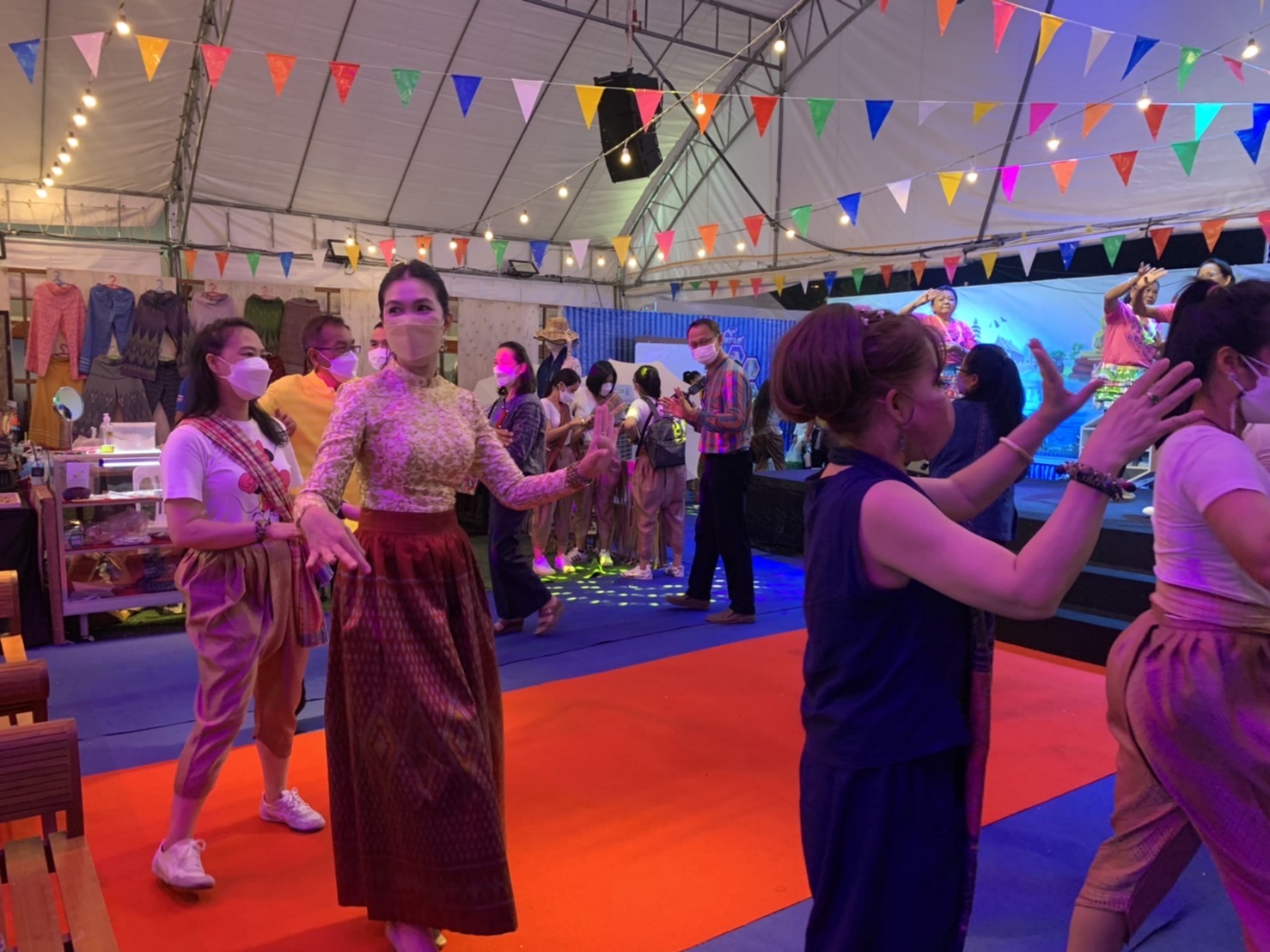 ฉะเชิงเทรา ส่งเสริมและรณรงค์การสวมใส่ผ้าไทย “ผ้าไทย ใส่ให้สนุก” ??