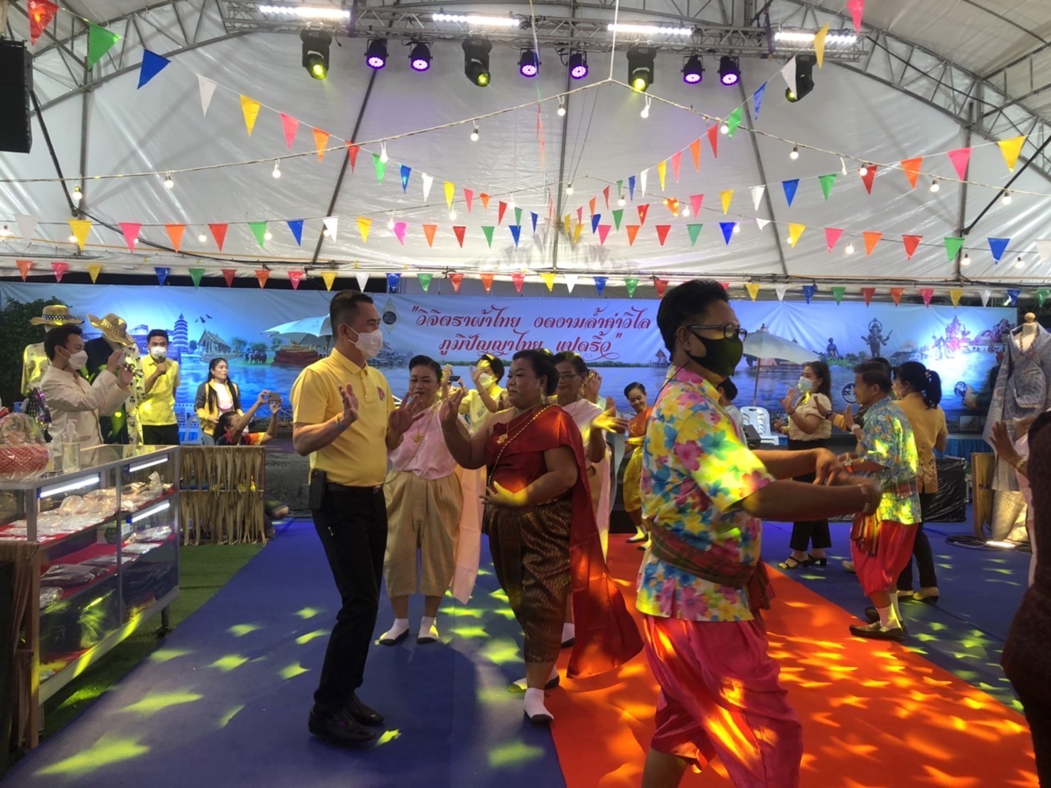 ฉะเชิงเทรา ส่งเสริมและรณรงค์การสวมใส่ผ้าไทย “ผ้าไทย ใส่ให้สนุก” ??