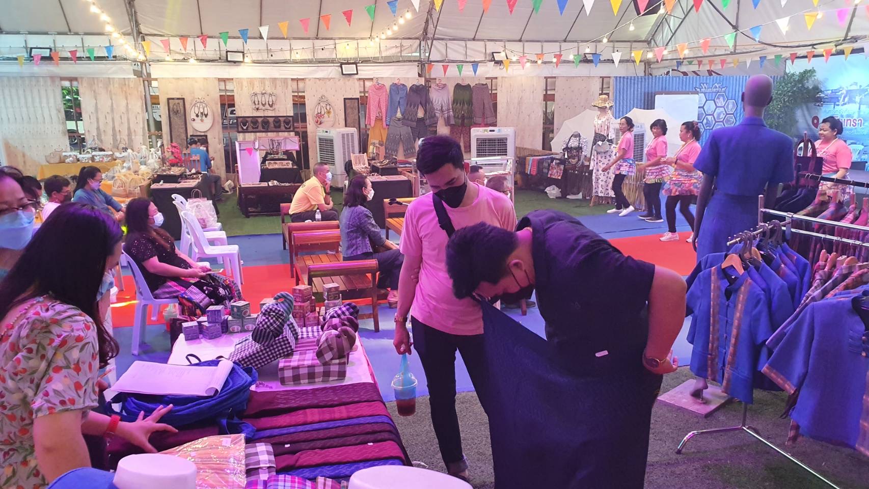 ฉะเชิงเทรา ส่งเสริมและรณรงค์การสวมใส่ผ้าไทย “ผ้าไทย ใส่ให้สนุก” ??