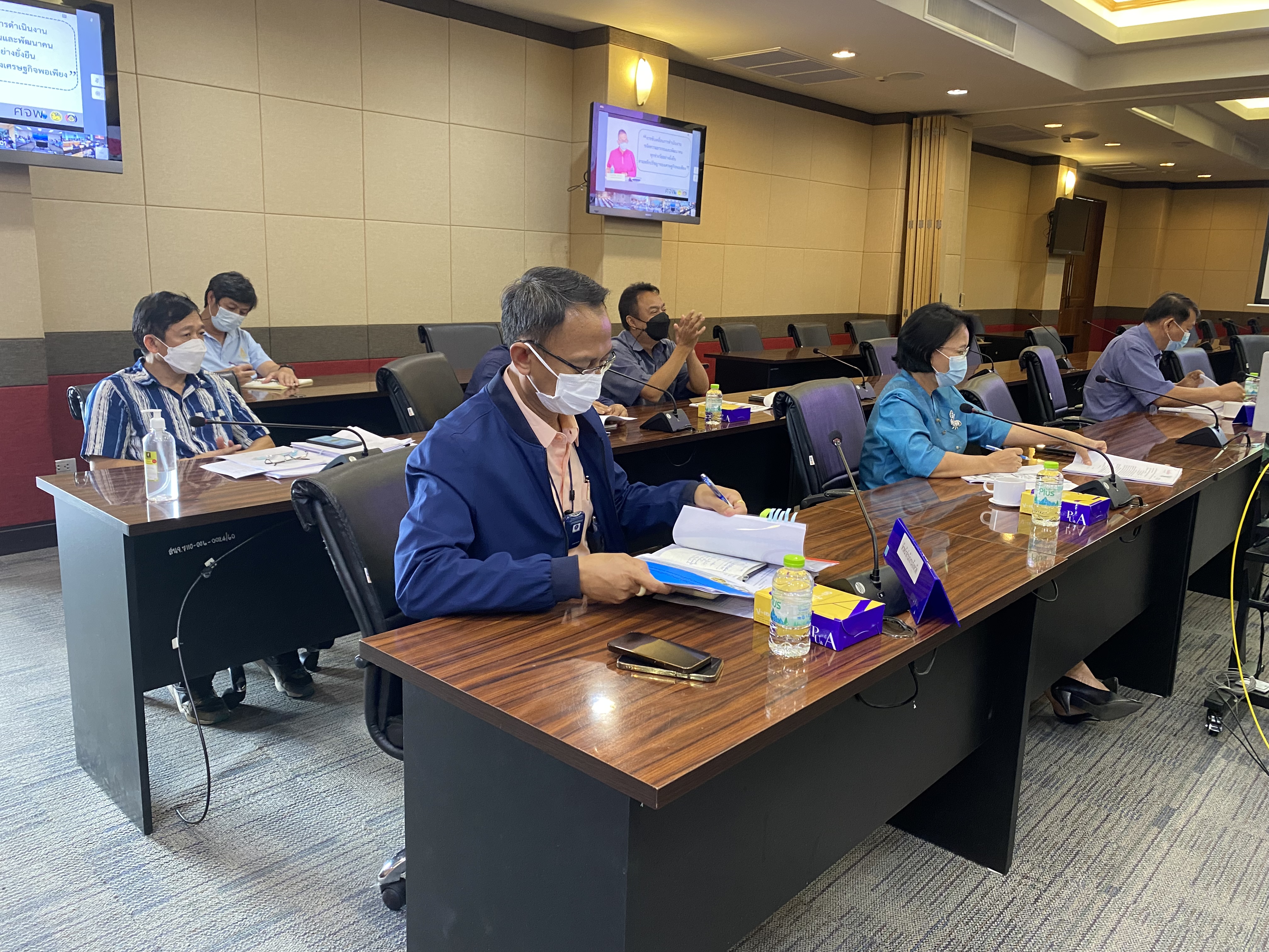 ???จังหวัดฉะเชิงเทรา ร่วมประชุมรับฟังการชี้แจงการขับเคลื่อนการดำเนินงานขจัดความยากจนและพัฒนาคนทุกช่วงวัยอย่างยั่งยืนตามหลักปรัชญาของเศรษฐกิจพอเพียง (ศจพ.)