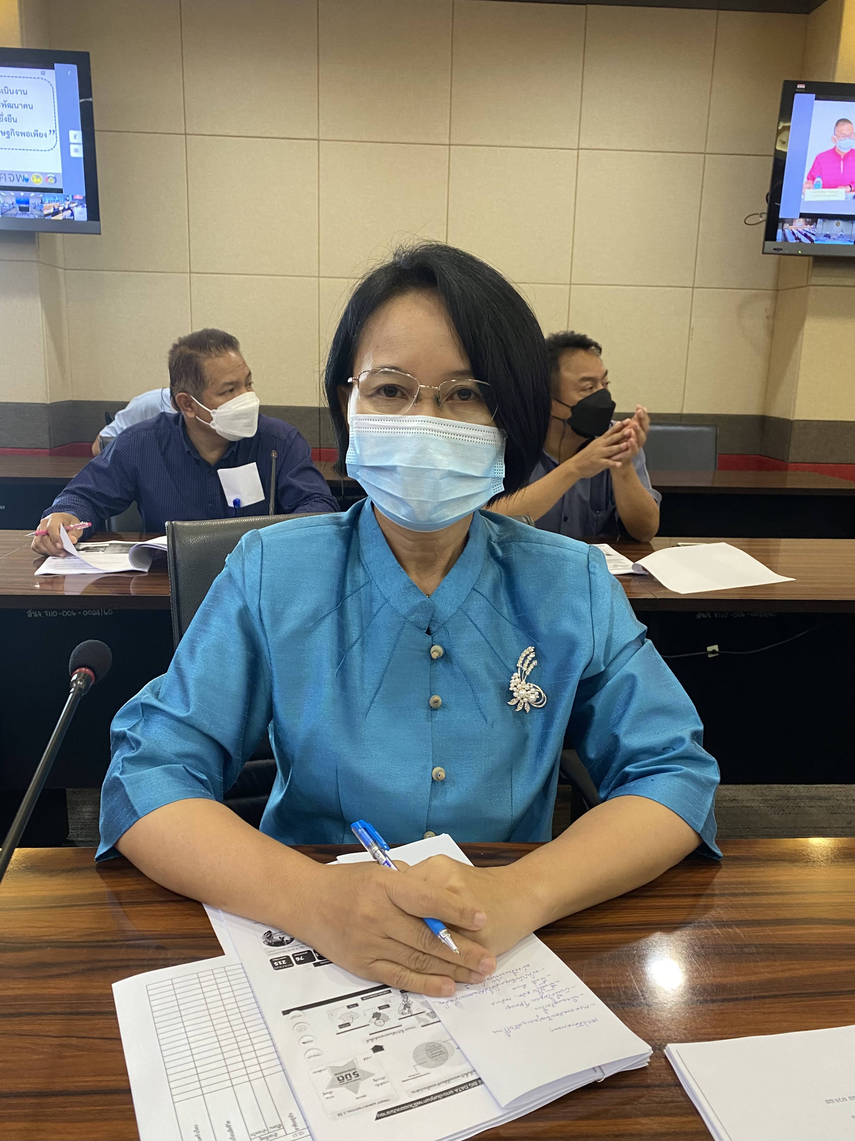 ???จังหวัดฉะเชิงเทรา ร่วมประชุมรับฟังการชี้แจงการขับเคลื่อนการดำเนินงานขจัดความยากจนและพัฒนาคนทุกช่วงวัยอย่างยั่งยืนตามหลักปรัชญาของเศรษฐกิจพอเพียง (ศจพ.)