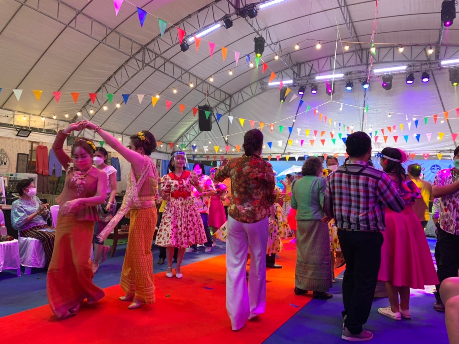 ฉะเชิงเทรา ส่งเสริมและรณรงค์การสวมใส่ผ้าไทย “ผ้าไทย ใส่ให้สนุก” ??