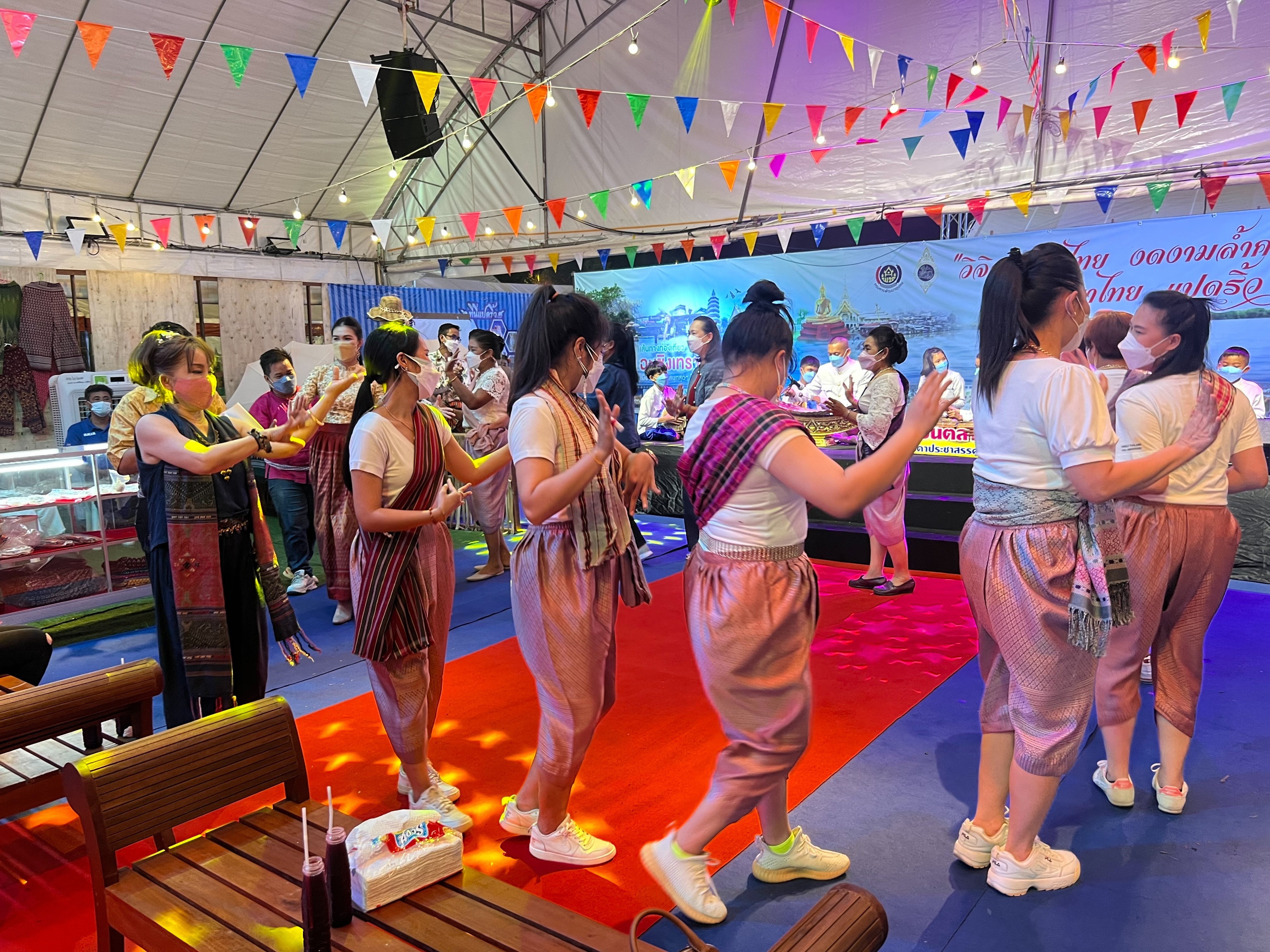 ฉะเชิงเทรา ส่งเสริมและรณรงค์การสวมใส่ผ้าไทย “ผ้าไทย ใส่ให้สนุก” ??