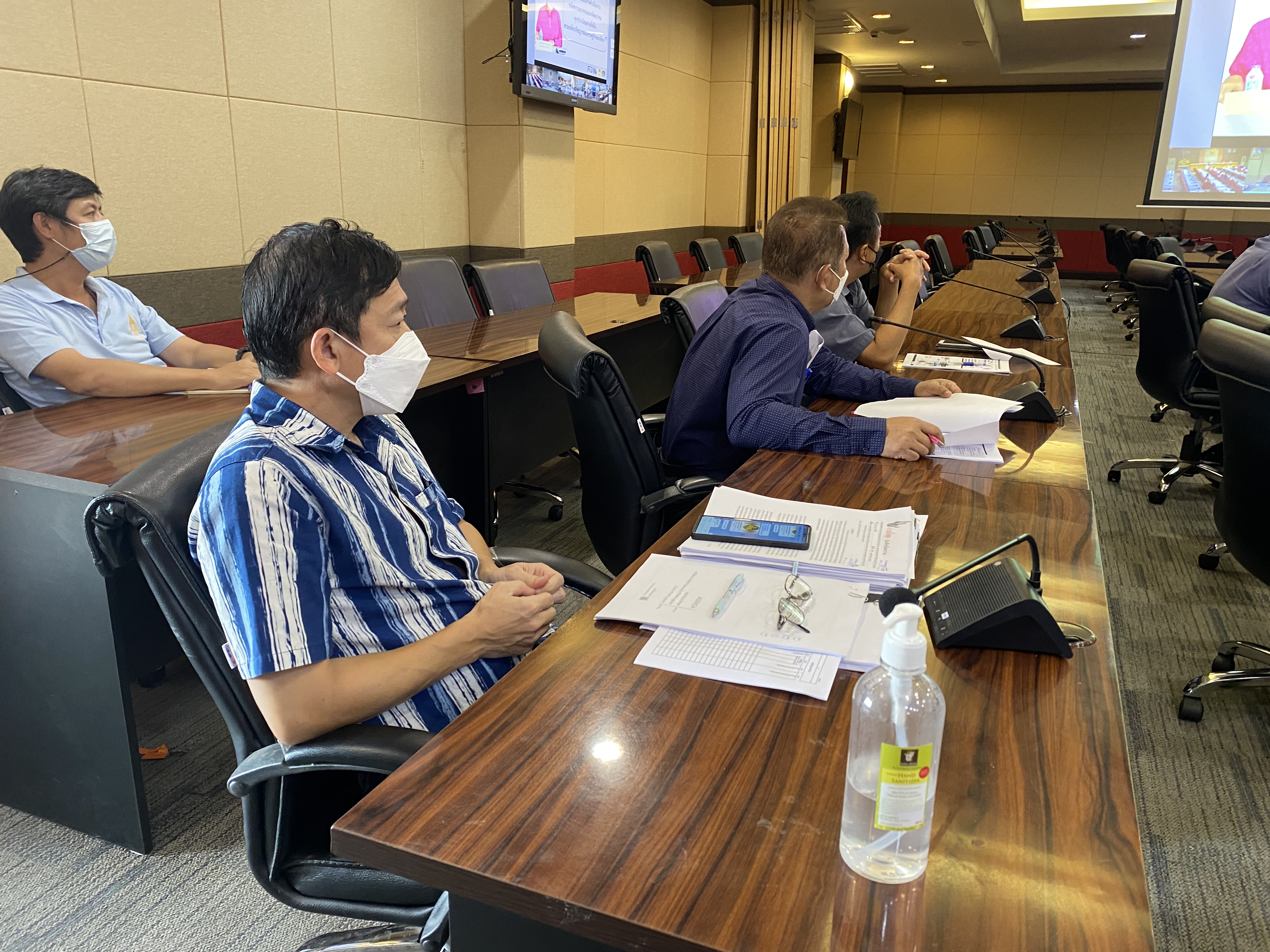 ???จังหวัดฉะเชิงเทรา ร่วมประชุมรับฟังการชี้แจงการขับเคลื่อนการดำเนินงานขจัดความยากจนและพัฒนาคนทุกช่วงวัยอย่างยั่งยืนตามหลักปรัชญาของเศรษฐกิจพอเพียง (ศจพ.)