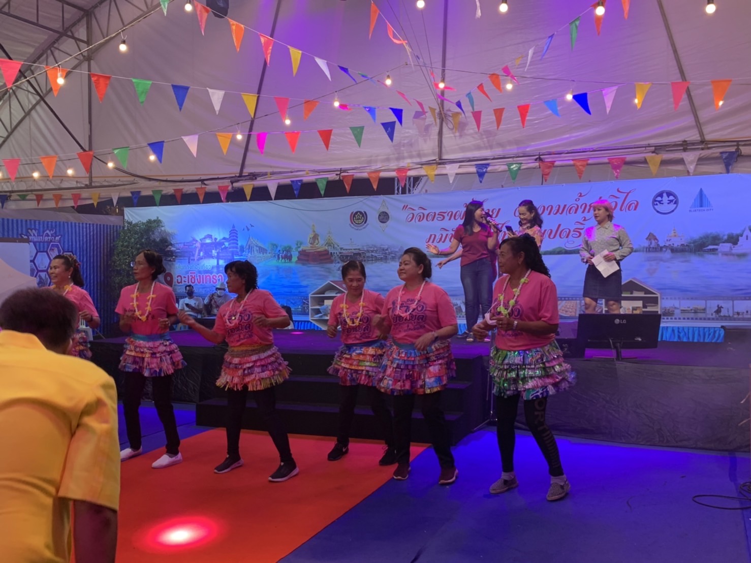 ฉะเชิงเทรา ส่งเสริมและรณรงค์การสวมใส่ผ้าไทย “ผ้าไทย ใส่ให้สนุก” ??