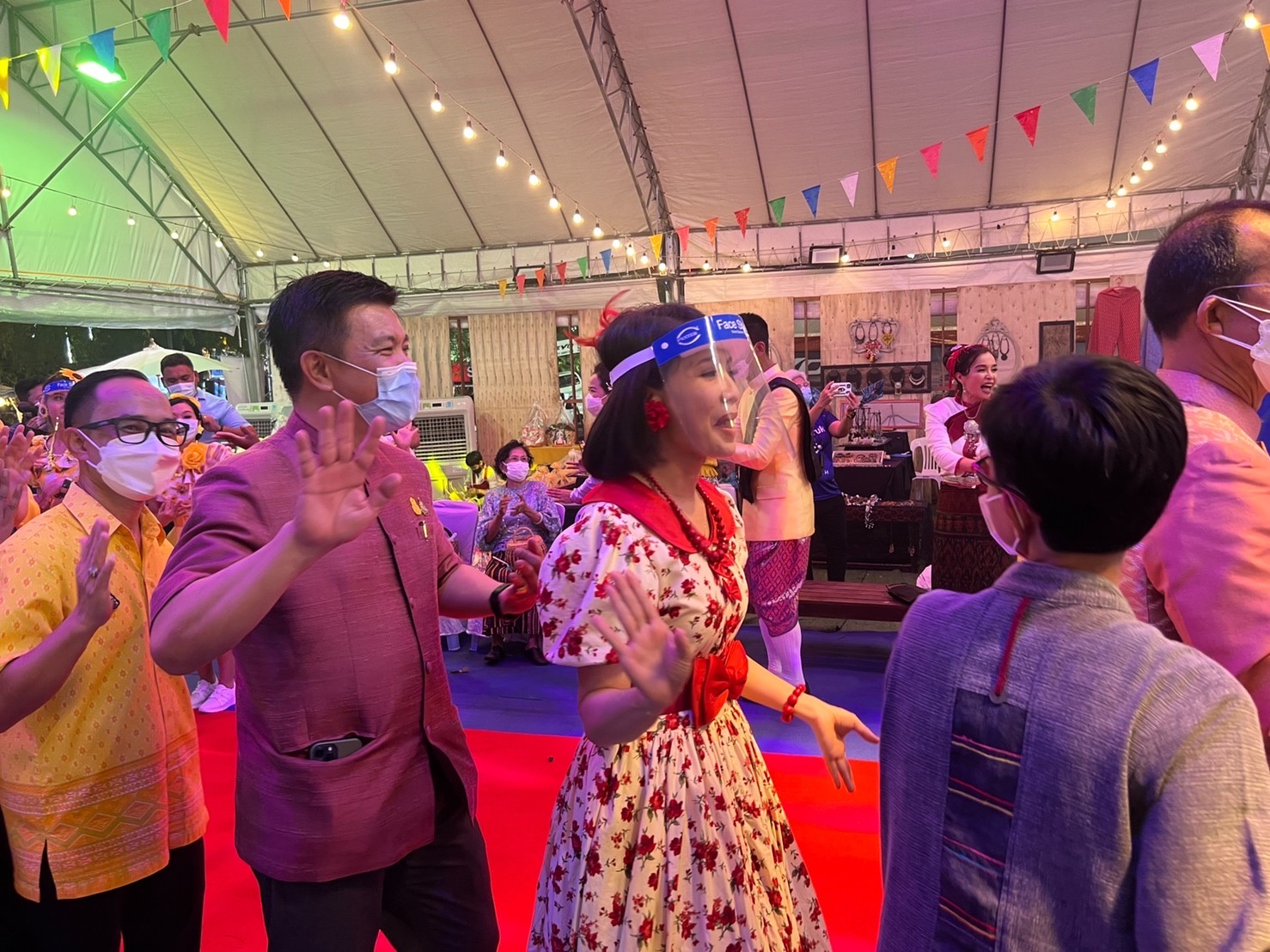 ฉะเชิงเทรา ส่งเสริมและรณรงค์การสวมใส่ผ้าไทย “ผ้าไทย ใส่ให้สนุก” ??