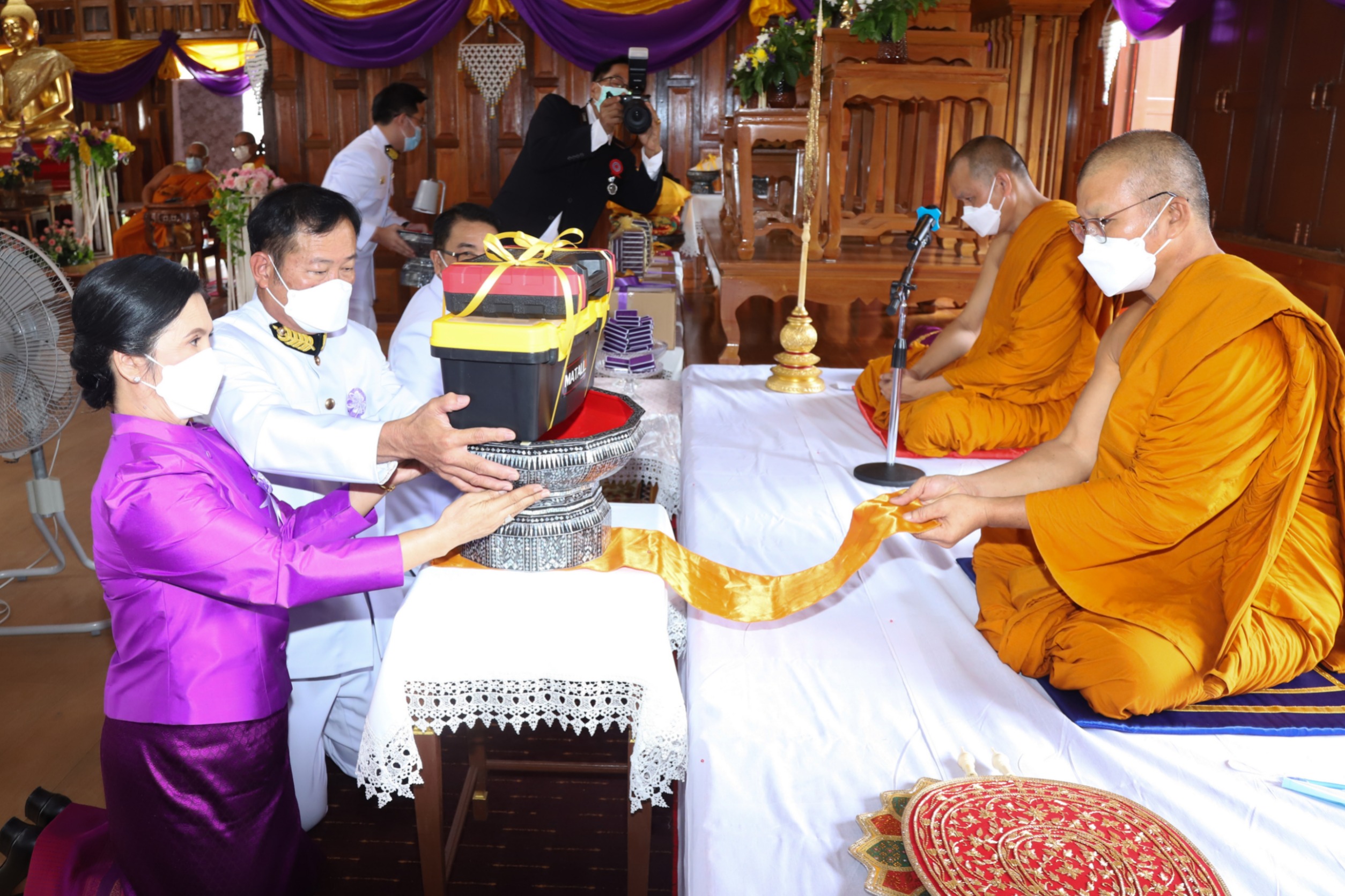 พัฒนาการจังหวัดฉะเชิงเทรา นำข้าราชการเข้าร่วมพิธีถวายผ้าพระกฐินพระราชทาน