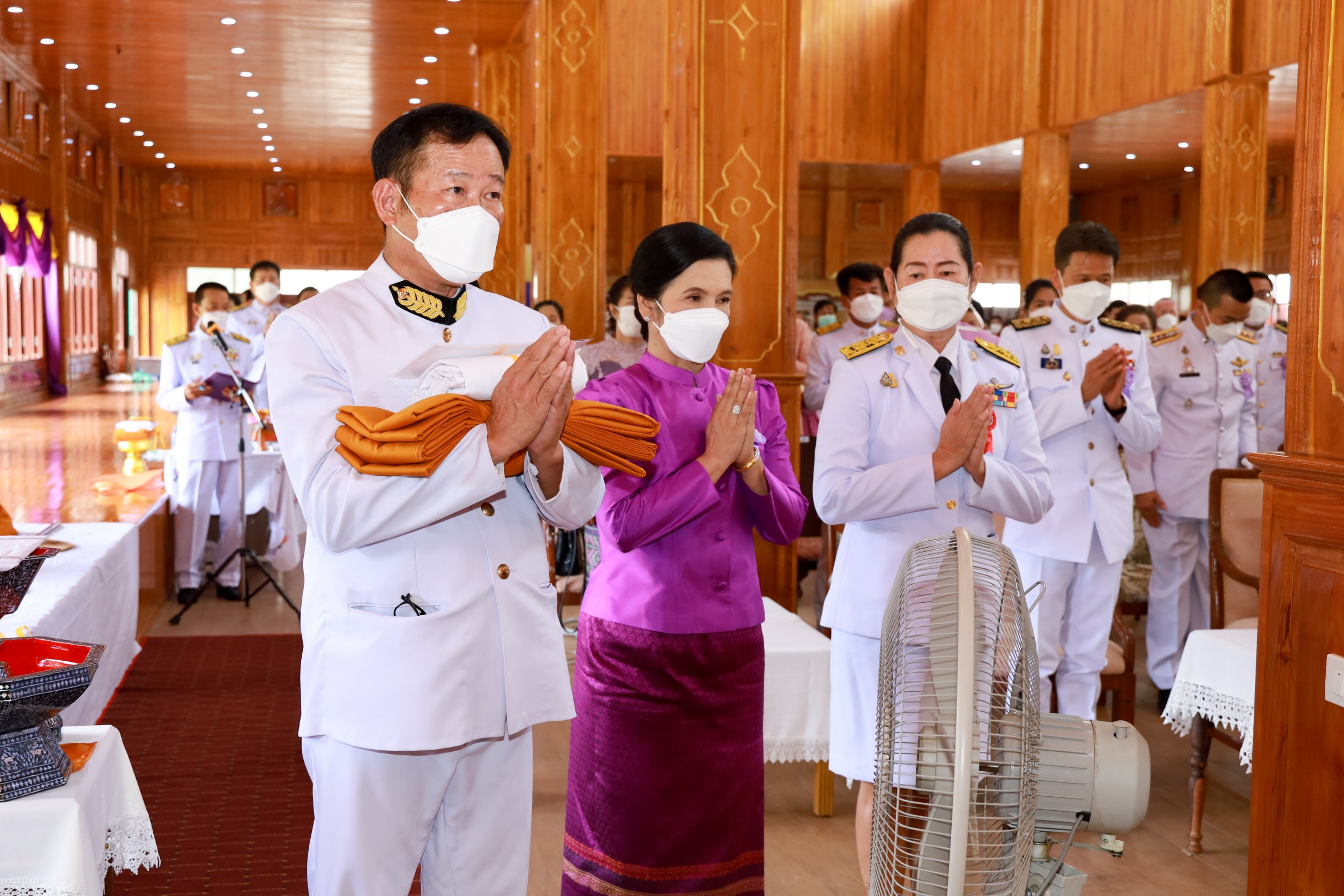 พัฒนาการจังหวัดฉะเชิงเทรา นำข้าราชการเข้าร่วมพิธีถวายผ้าพระกฐินพระราชทาน