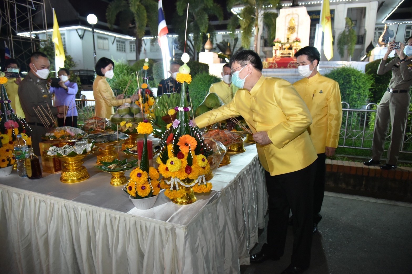 ??ฉะเชิงเทรา บวงสรวงหลวงพ่อโสธร ไข่ไก่ต้ม จำนวน 119,999 ฟอง และเปิดขบวนแห่องค์หลวงพ่อโสธรทางบก